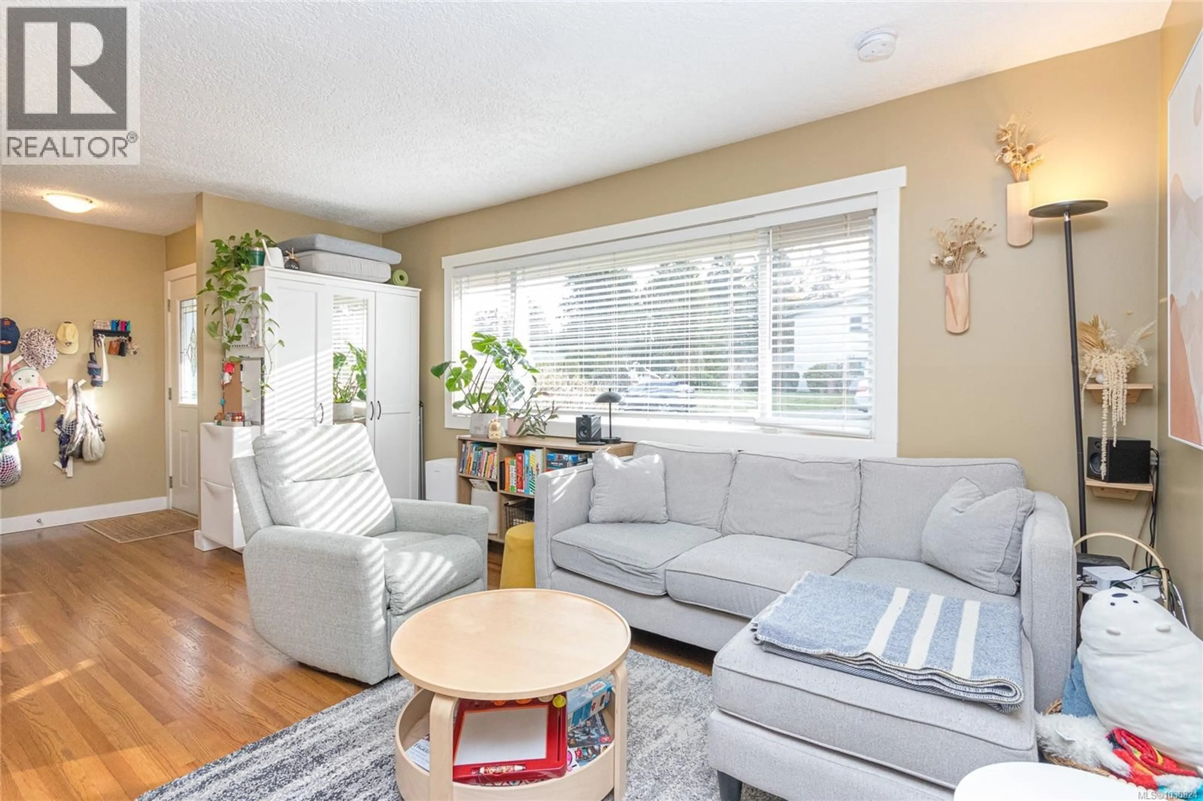 Living room with furniture, wood/laminate floor for 4162 BORDEN STREET, Saanich British Columbia V8X2G5