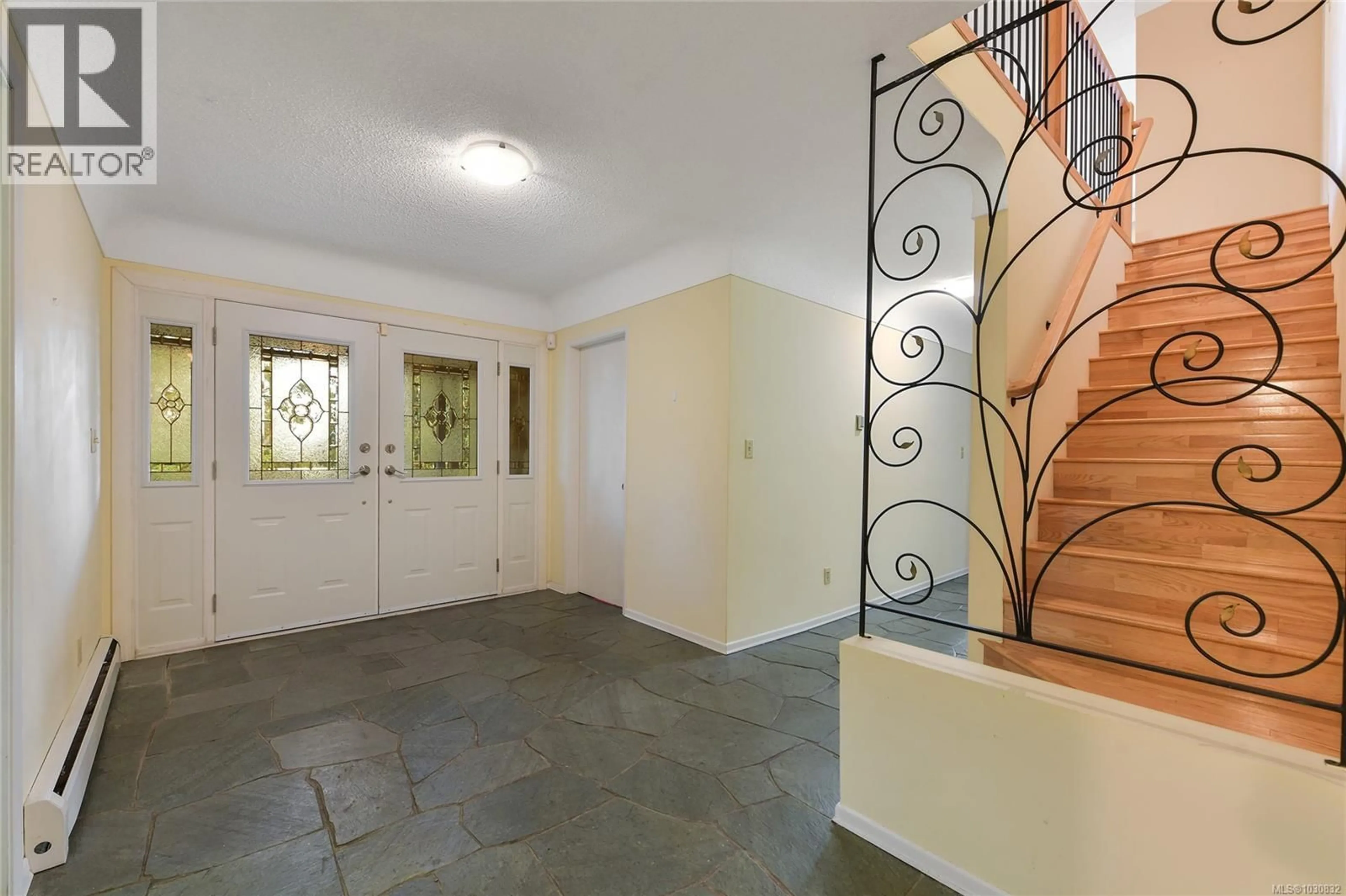 Indoor entryway for 1200 TOLMIE AVENUE, Saanich British Columbia V8X2H9