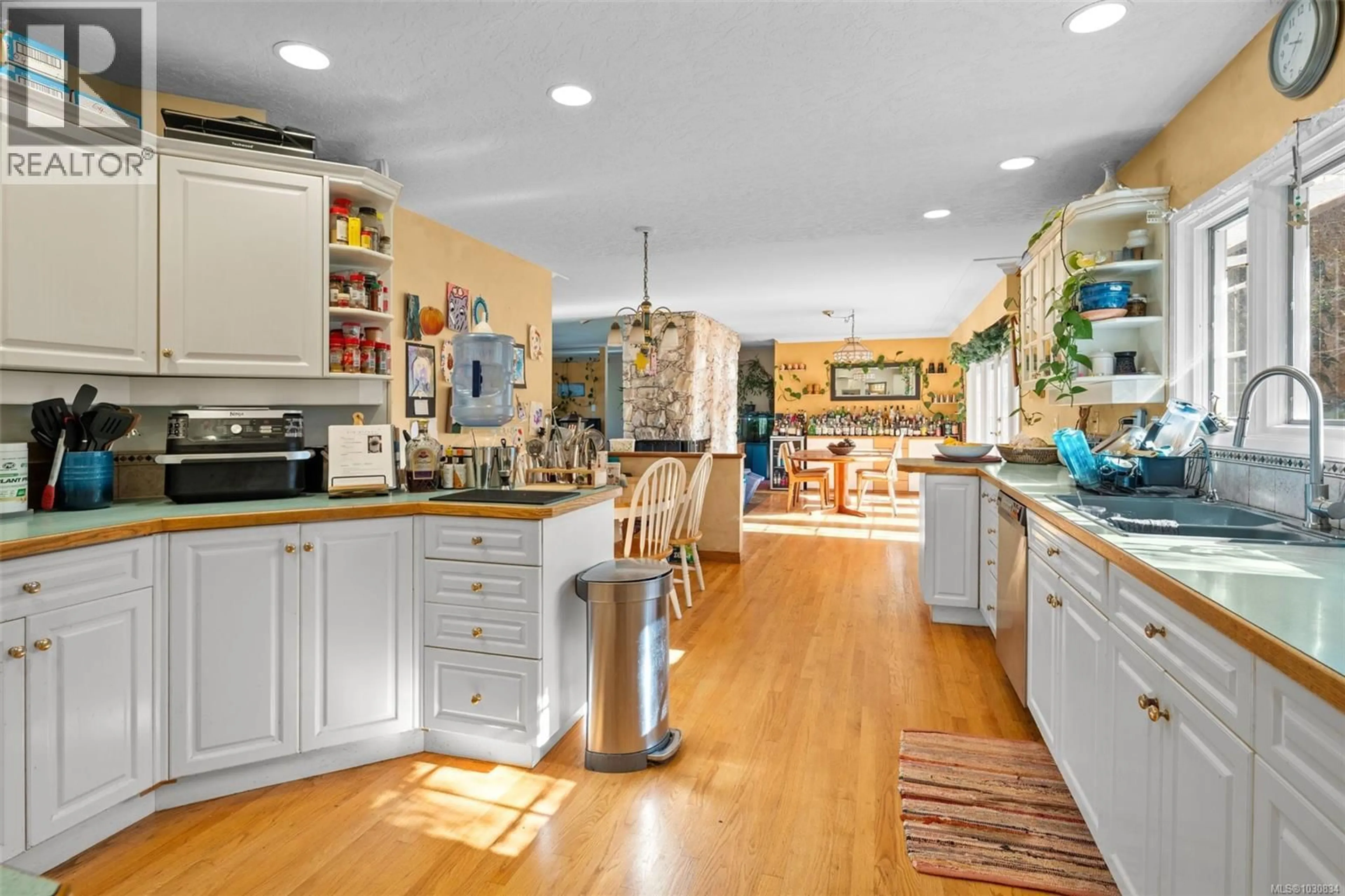 Open concept kitchen, ceramic/tile floor for 946 KLAHANIE DRIVE, Langford British Columbia V9C3X2