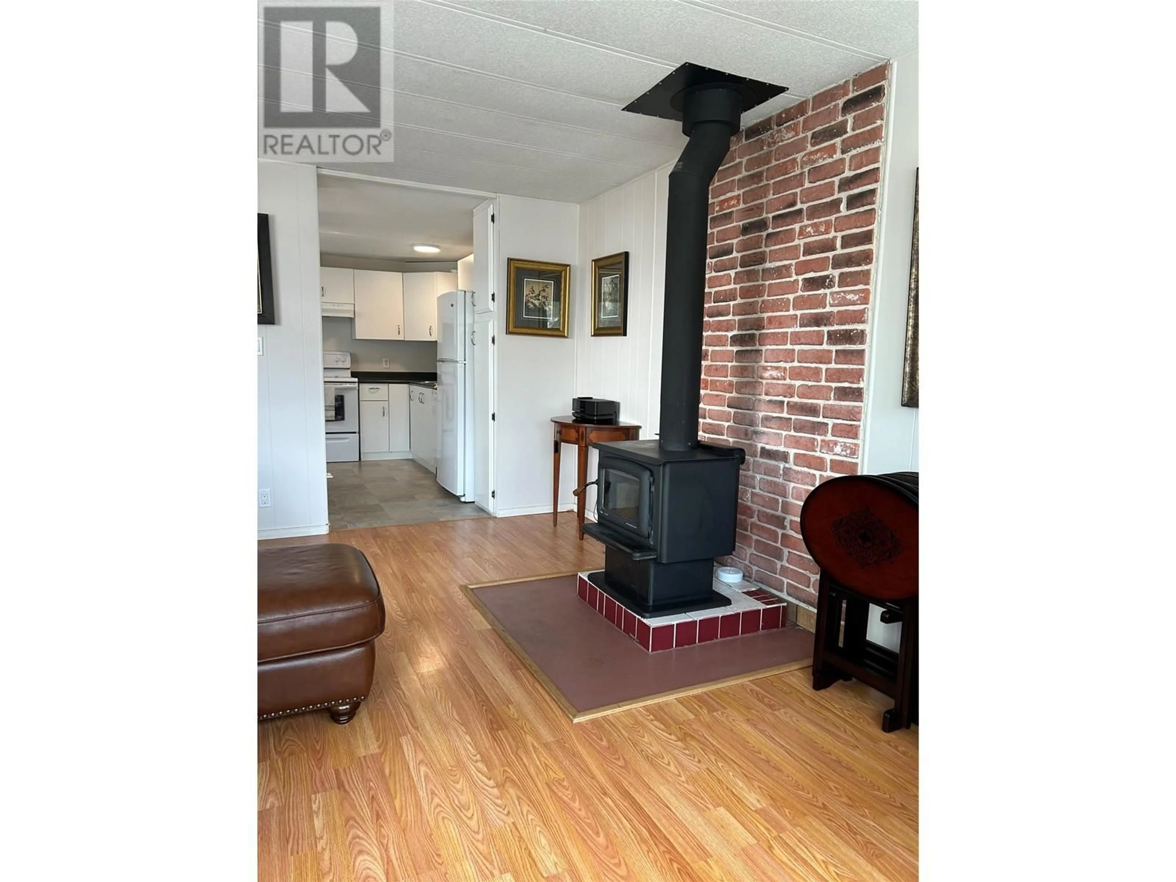 Living room, wood floors for 4505 McLean Creek Road Unit# E43, Okanagan Falls British Columbia V0H1R1