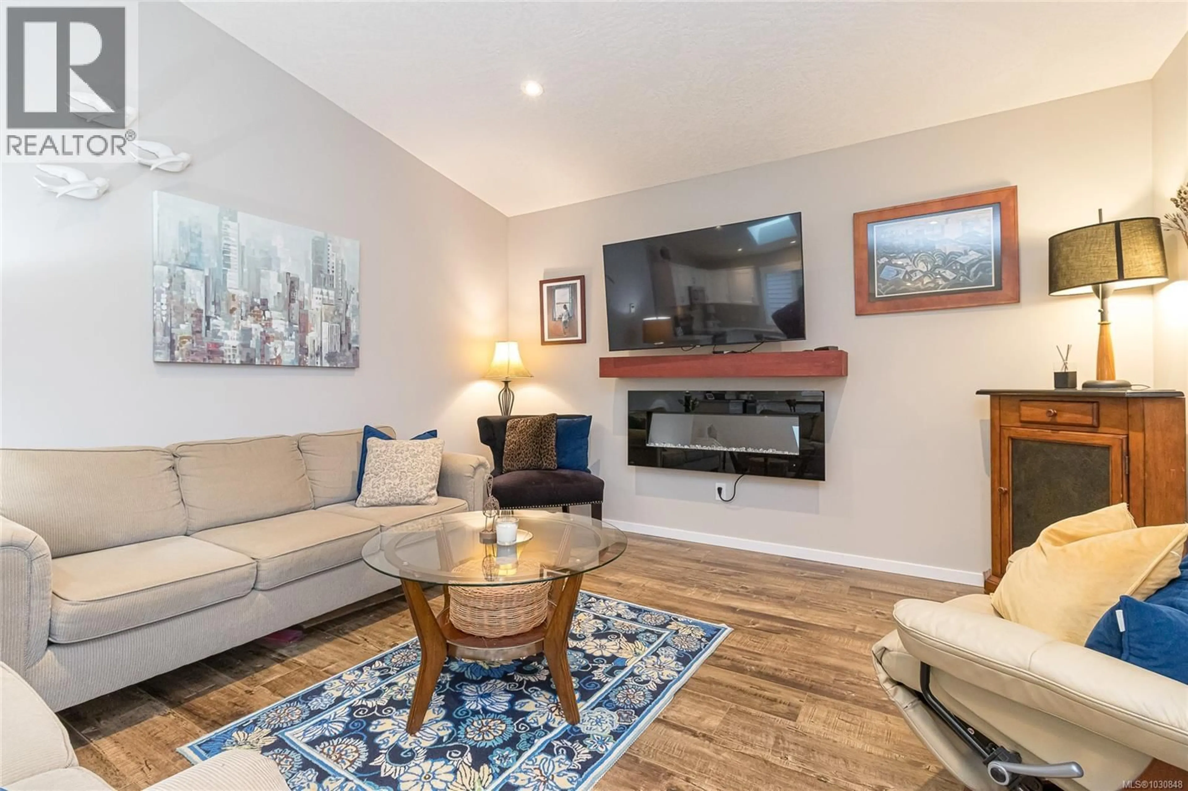 Living room with furniture, wood/laminate floor for 24 - 7650 QWUC CHUS LANE, Central Saanich British Columbia V8M0B4