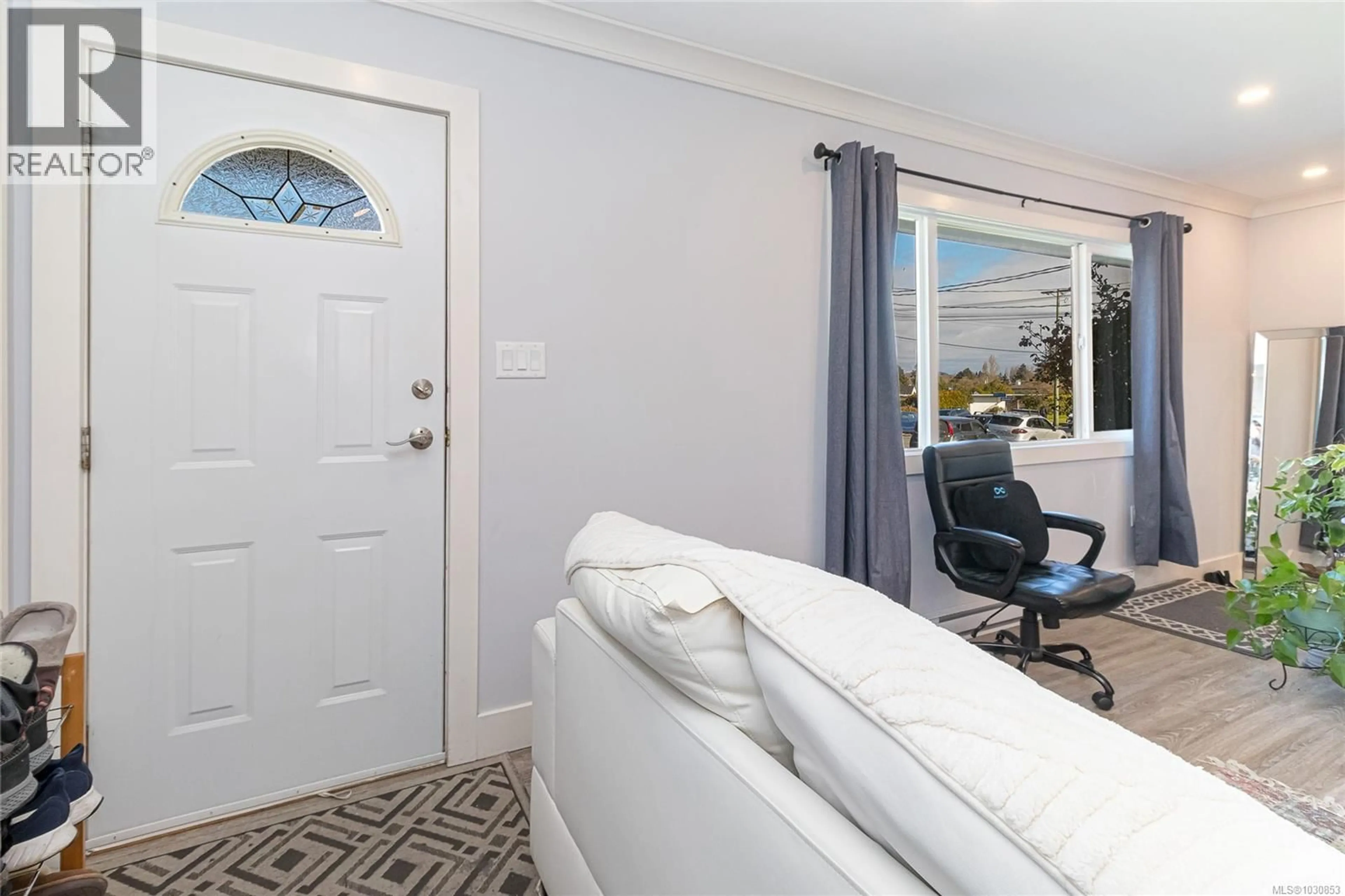 Indoor entryway for 2951 CEDAR HILL ROAD, Victoria British Columbia V8T3H8