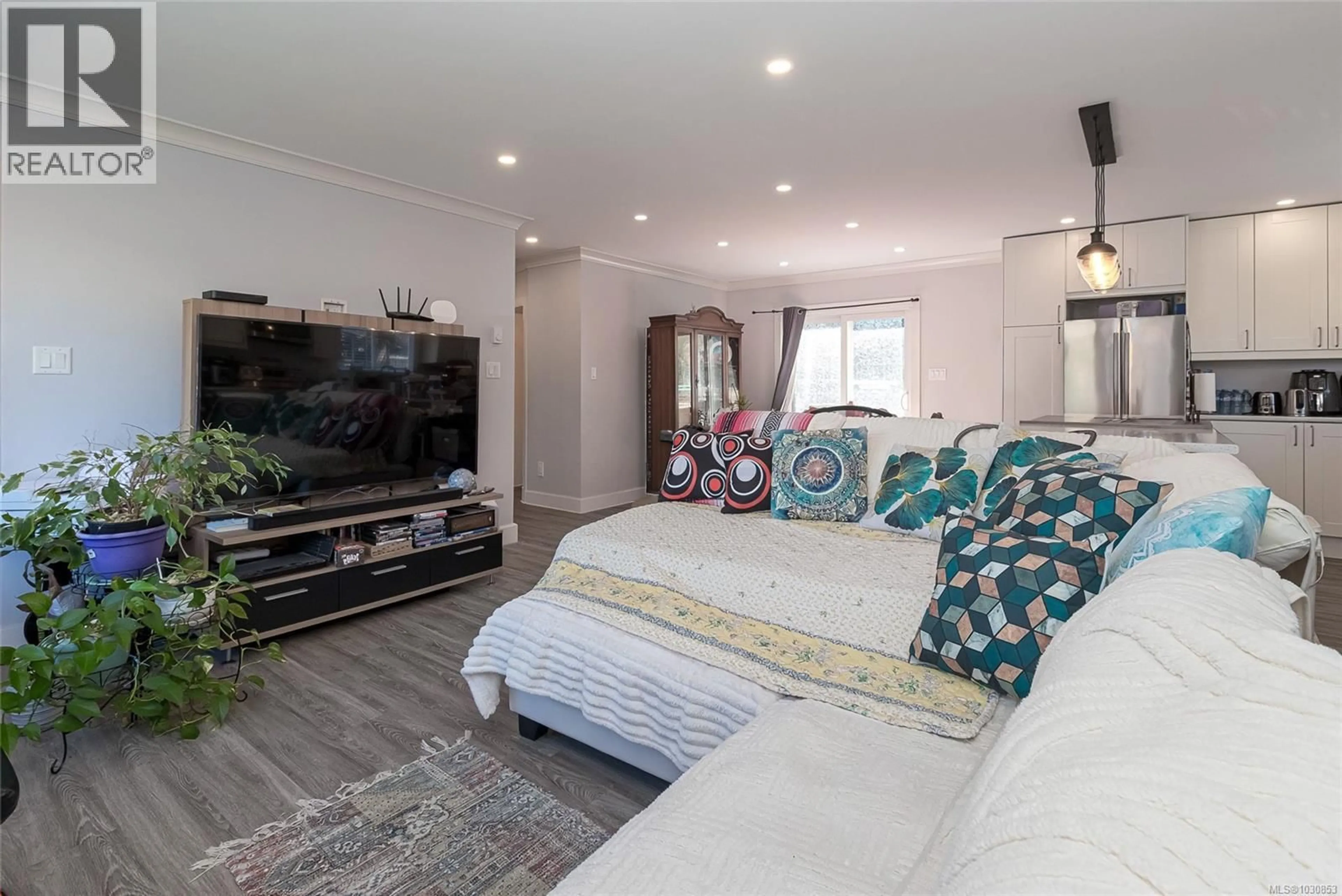 Living room with furniture, wood/laminate floor for 2951 CEDAR HILL ROAD, Victoria British Columbia V8T3H8