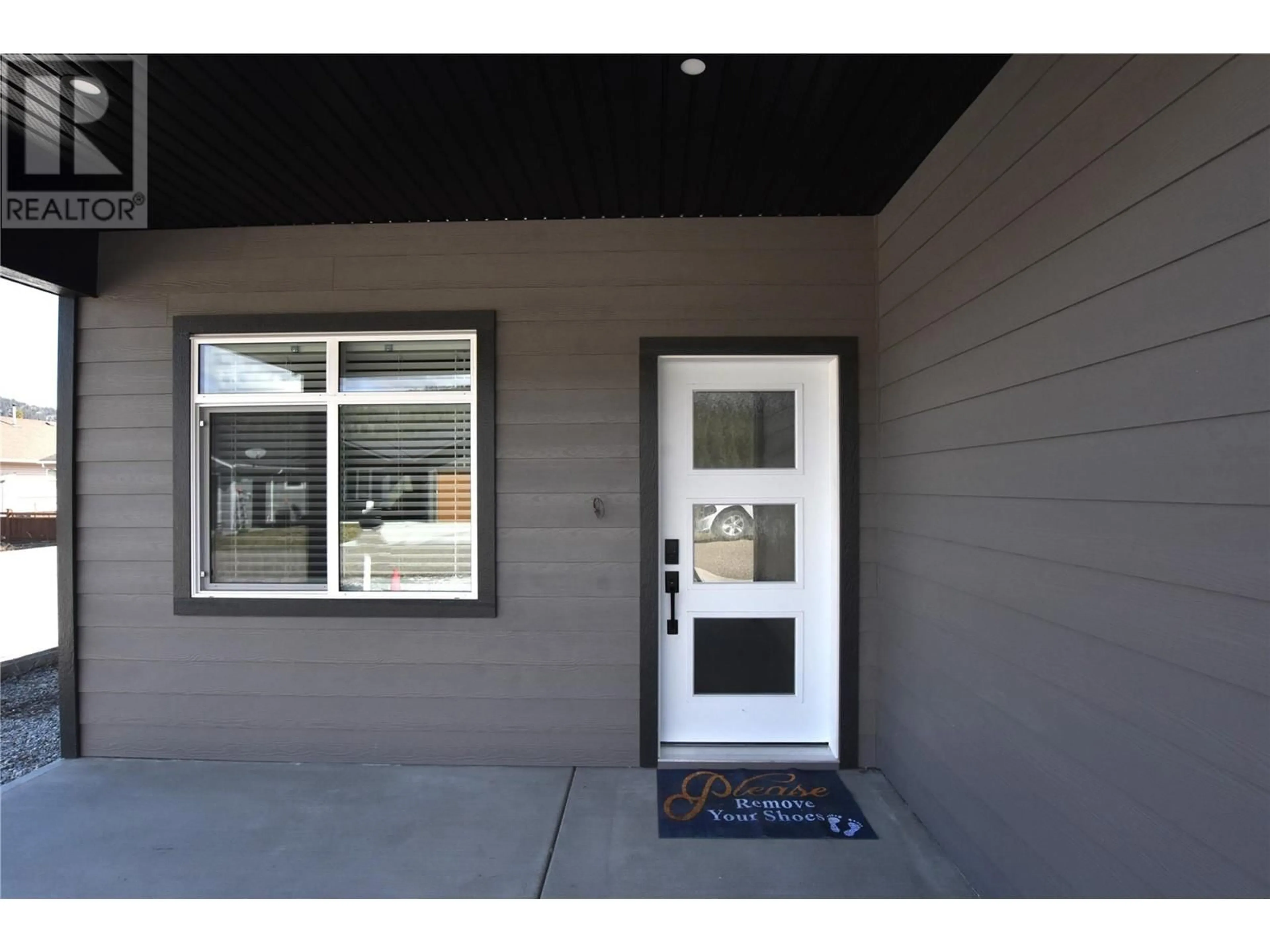 Indoor entryway for 592 NIGHTHAWK AVENUE, Vernon British Columbia V1H2A1