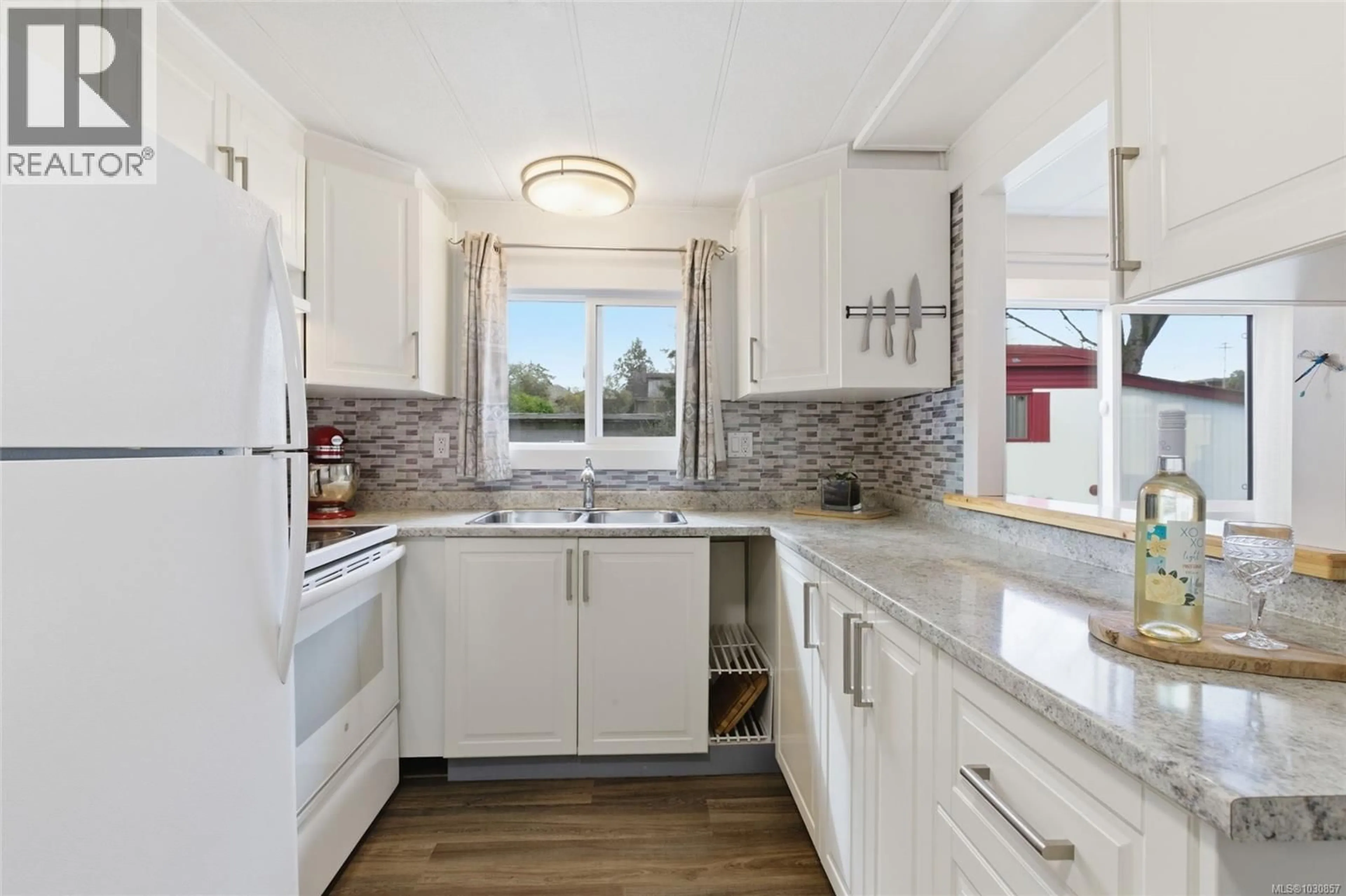 Open concept kitchen, ceramic/tile floor for 11 - 150 CORFIELD STREET NORTH, Parksville British Columbia V9P1T9