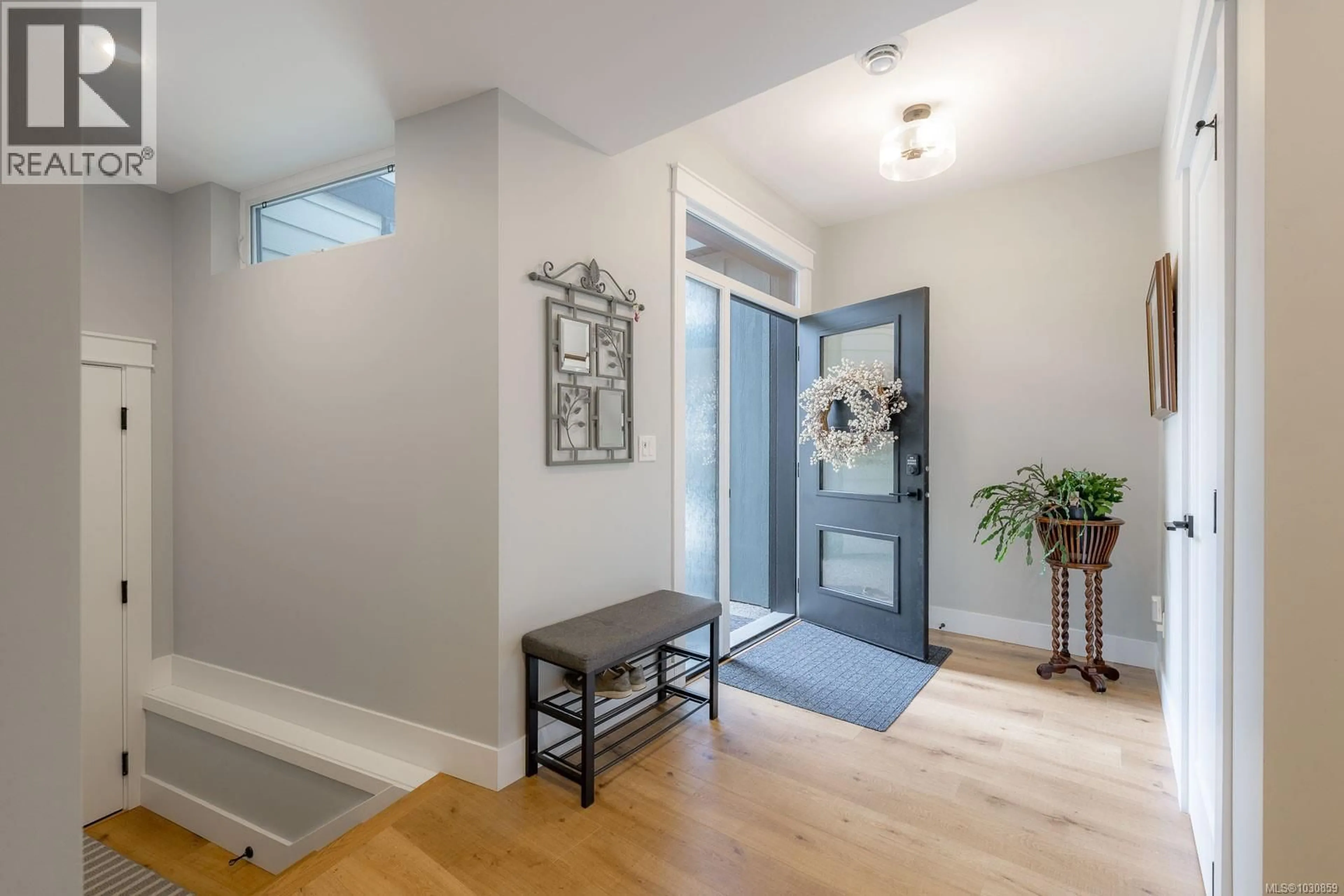 Indoor entryway for 3829 GLEN OAKS DRIVE, Nanaimo British Columbia V9T0G8