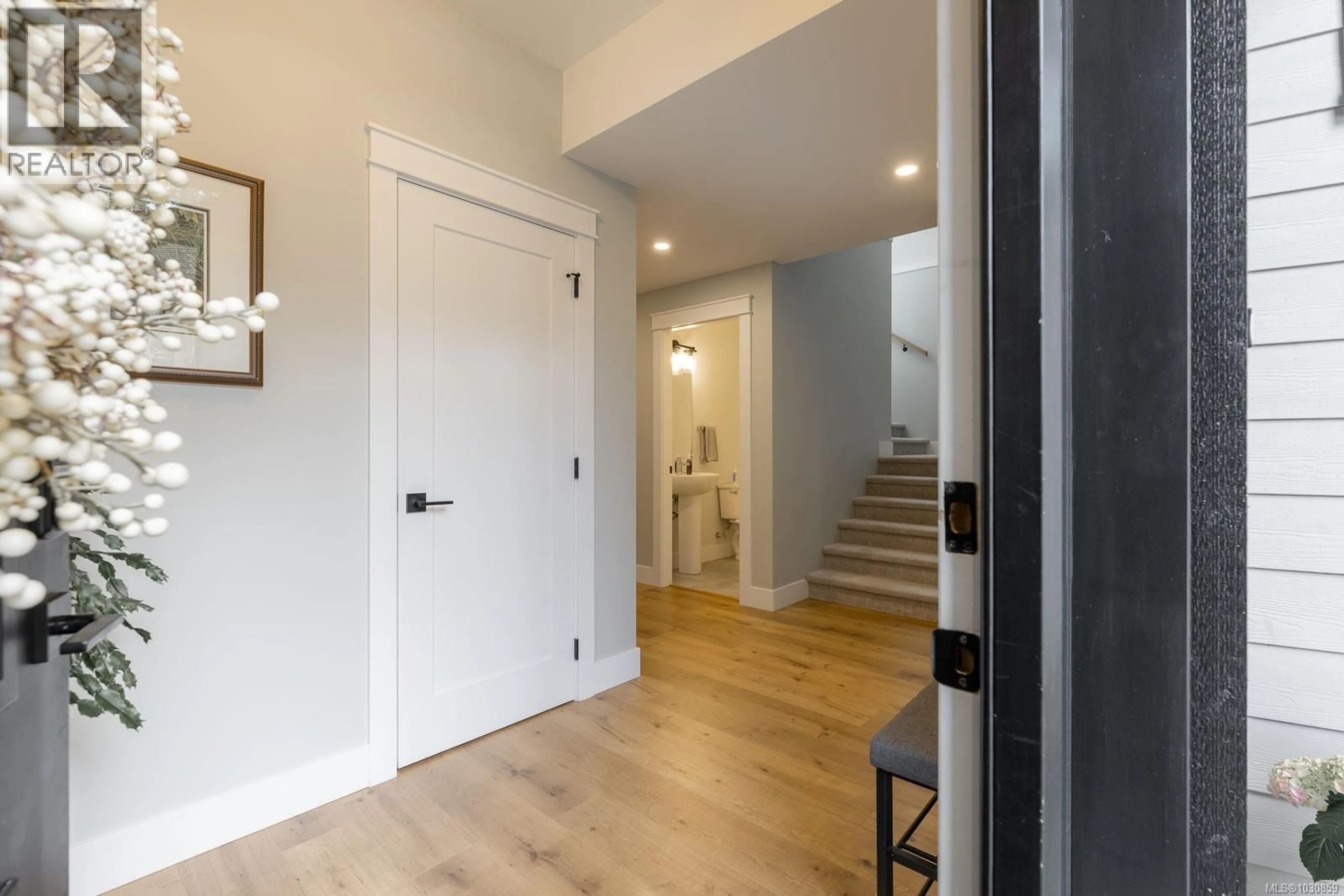 Indoor entryway for 3829 GLEN OAKS DRIVE, Nanaimo British Columbia V9T0G8