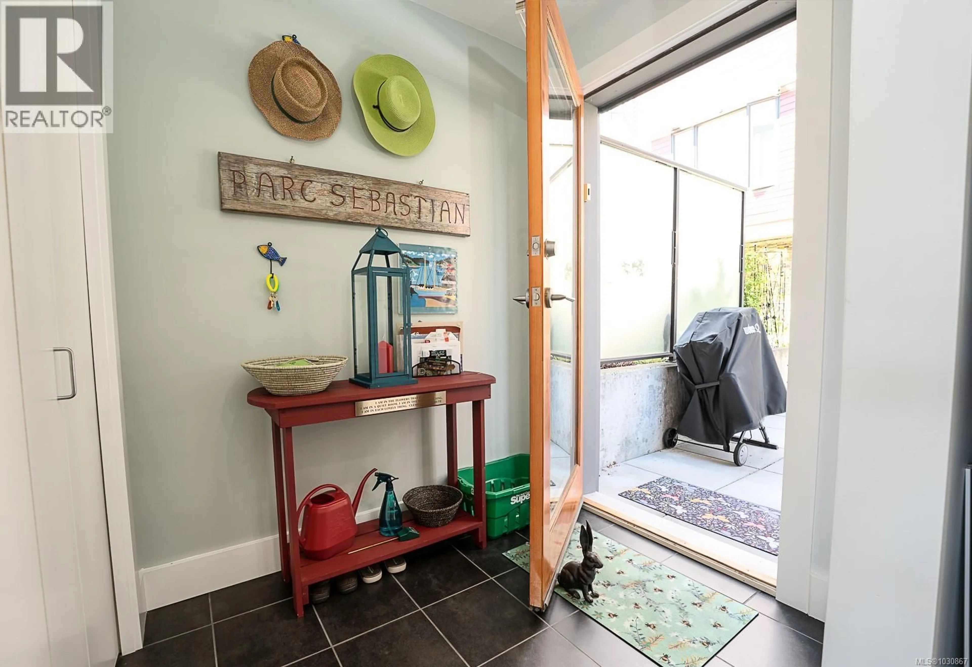 Indoor entryway for 27 CYPRESS STREET, Nanaimo British Columbia V9S0A1