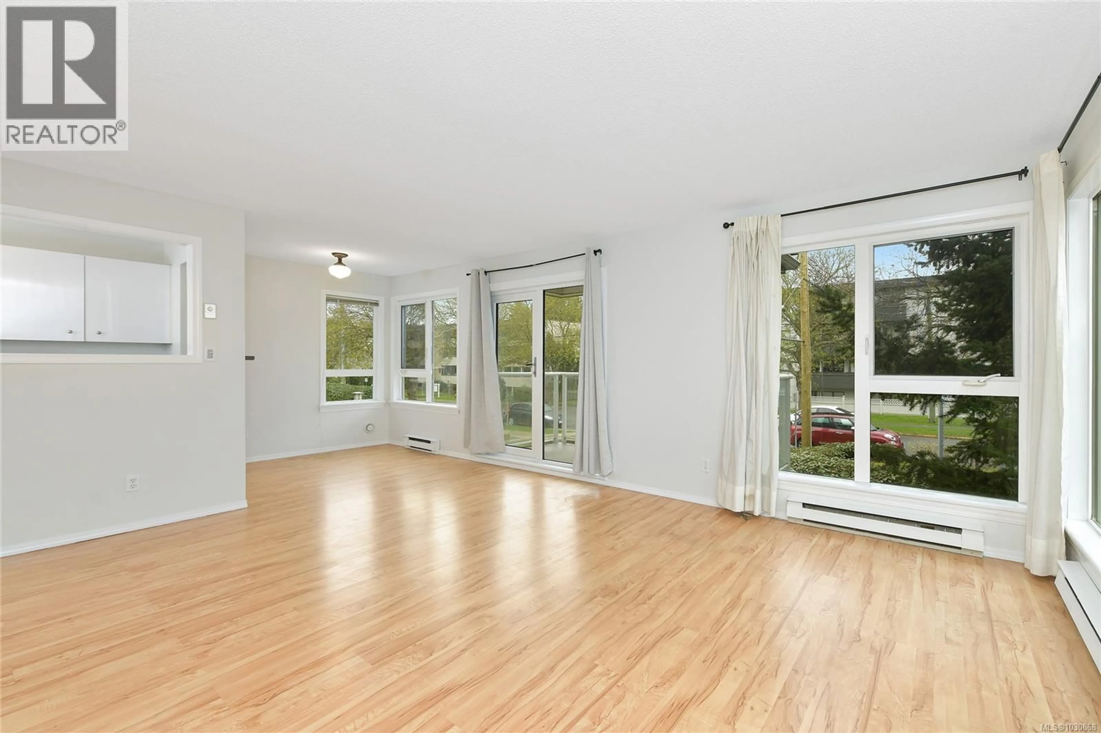 Unknown for 202 - 2647 GRAHAM STREET, Victoria British Columbia V8T3Y8