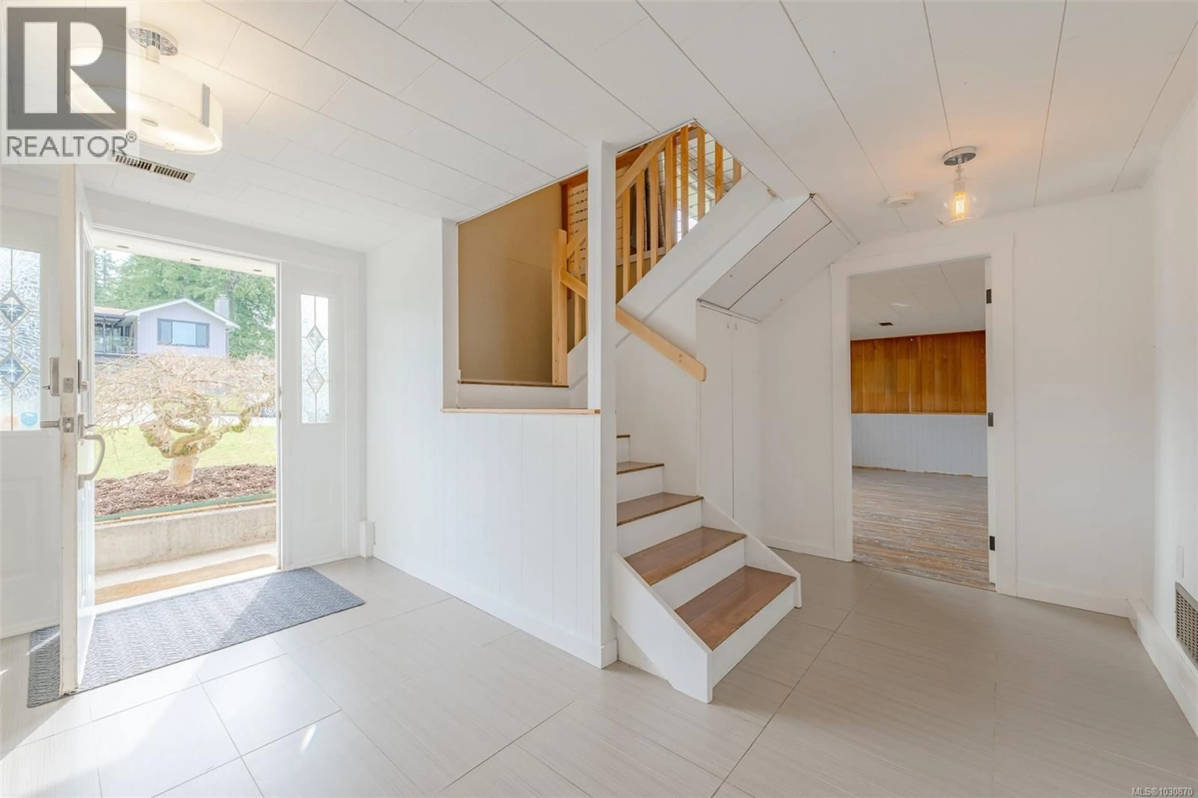 Indoor foyer for 5438 HASLAM DRIVE, Port Alberni British Columbia V9Y7Y8