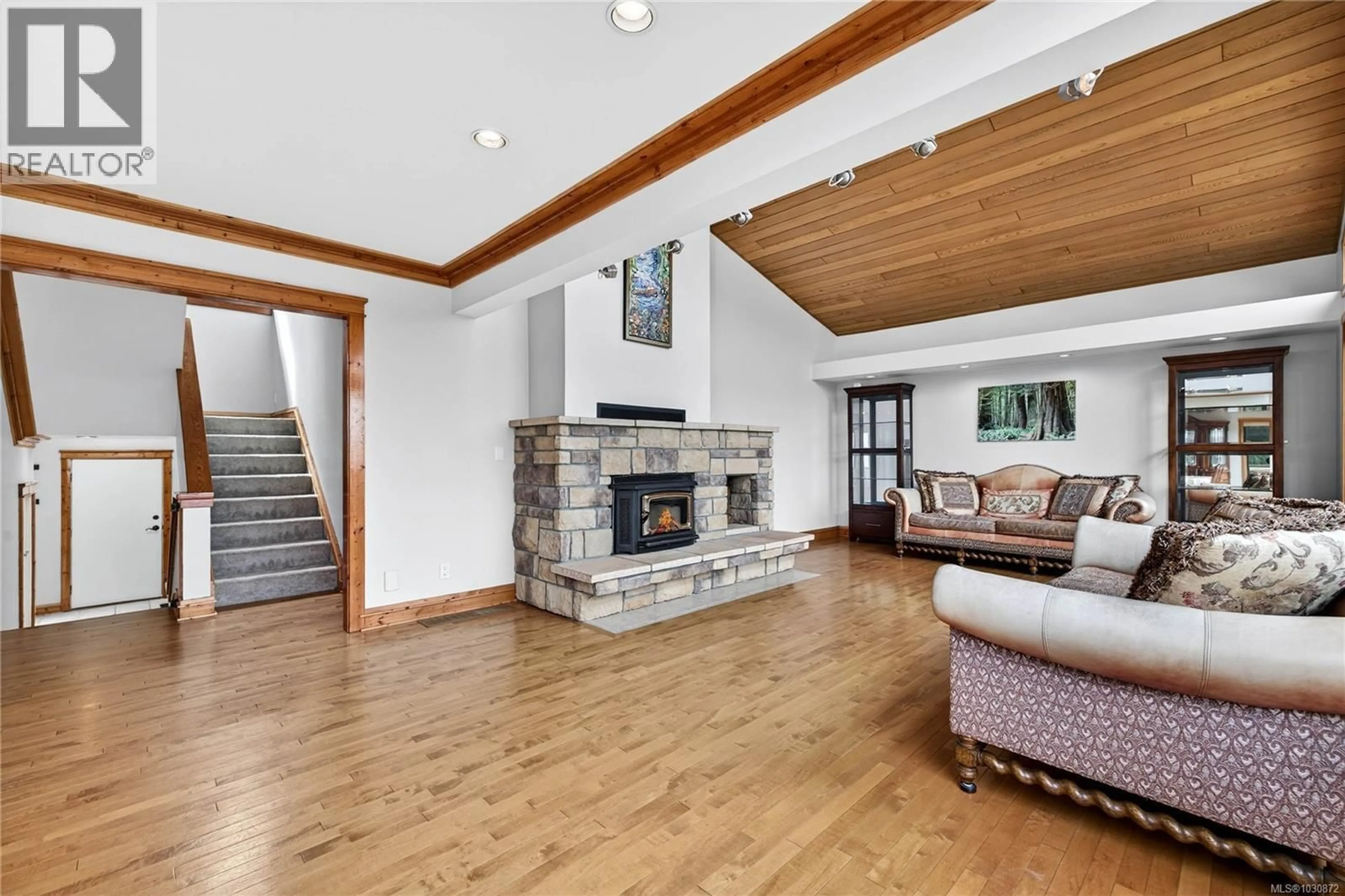 Living room with furniture, wood/laminate floor for 200 WILKIE WAY, Salt Spring British Columbia V8K2J4