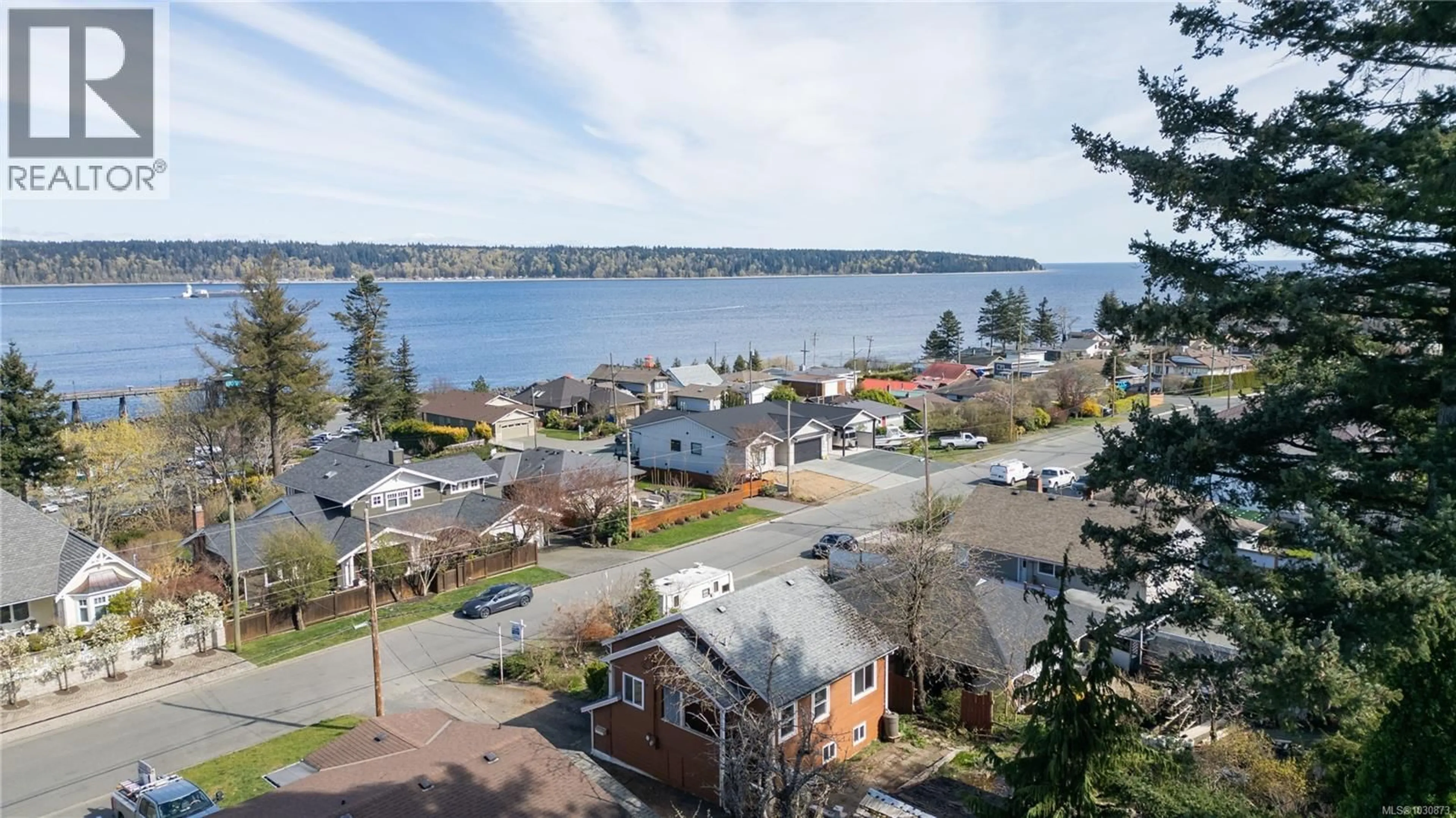 A pic from outside/outdoor area/front of a property/back of a property/a pic from drone, water/lake/river/ocean view for 658 THULIN STREET, Campbell River British Columbia V9W2L3