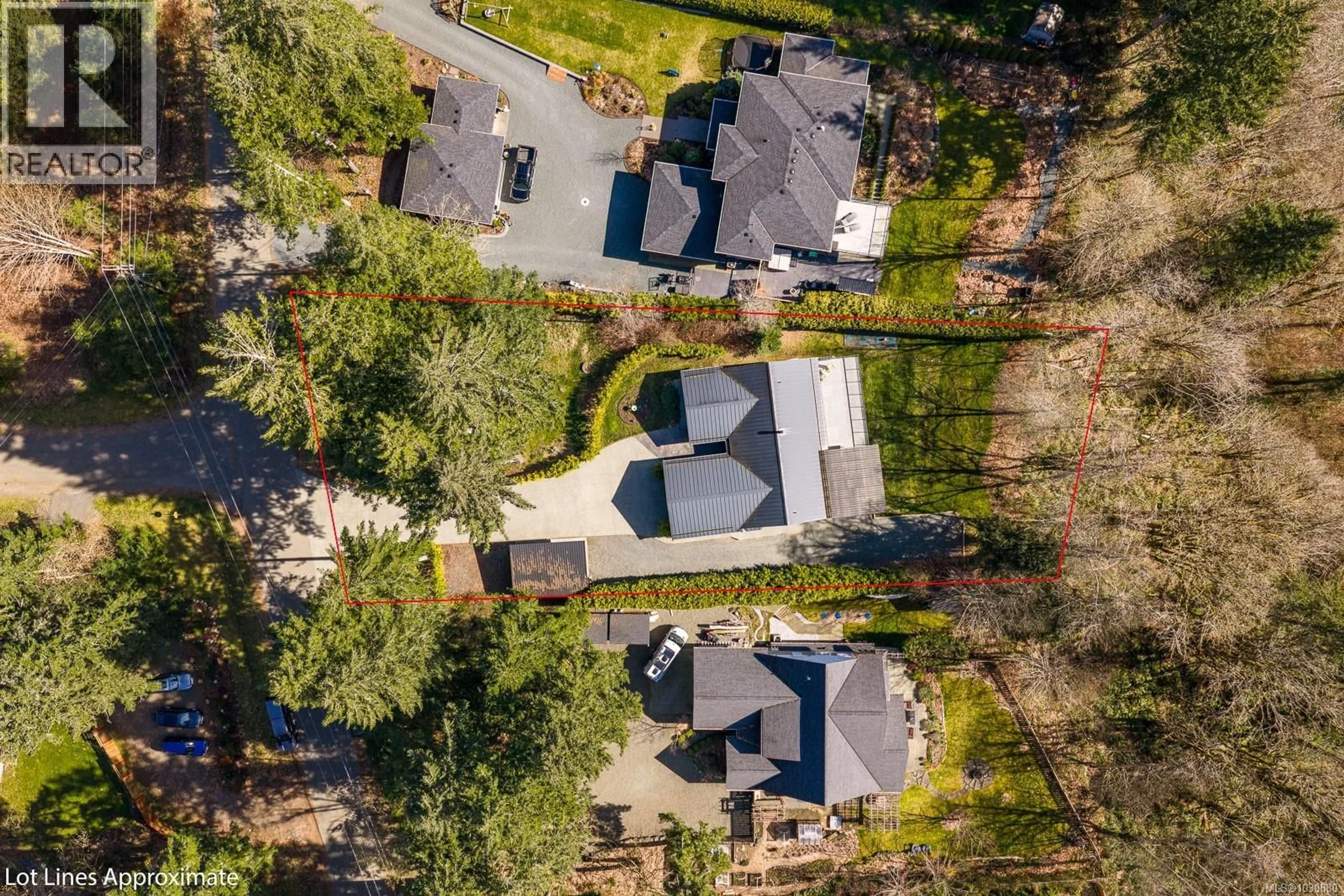 A pic from outside/outdoor area/front of a property/back of a property/a pic from drone, street for 4891 GREAVES CRESCENT, Courtenay British Columbia V9J1R5