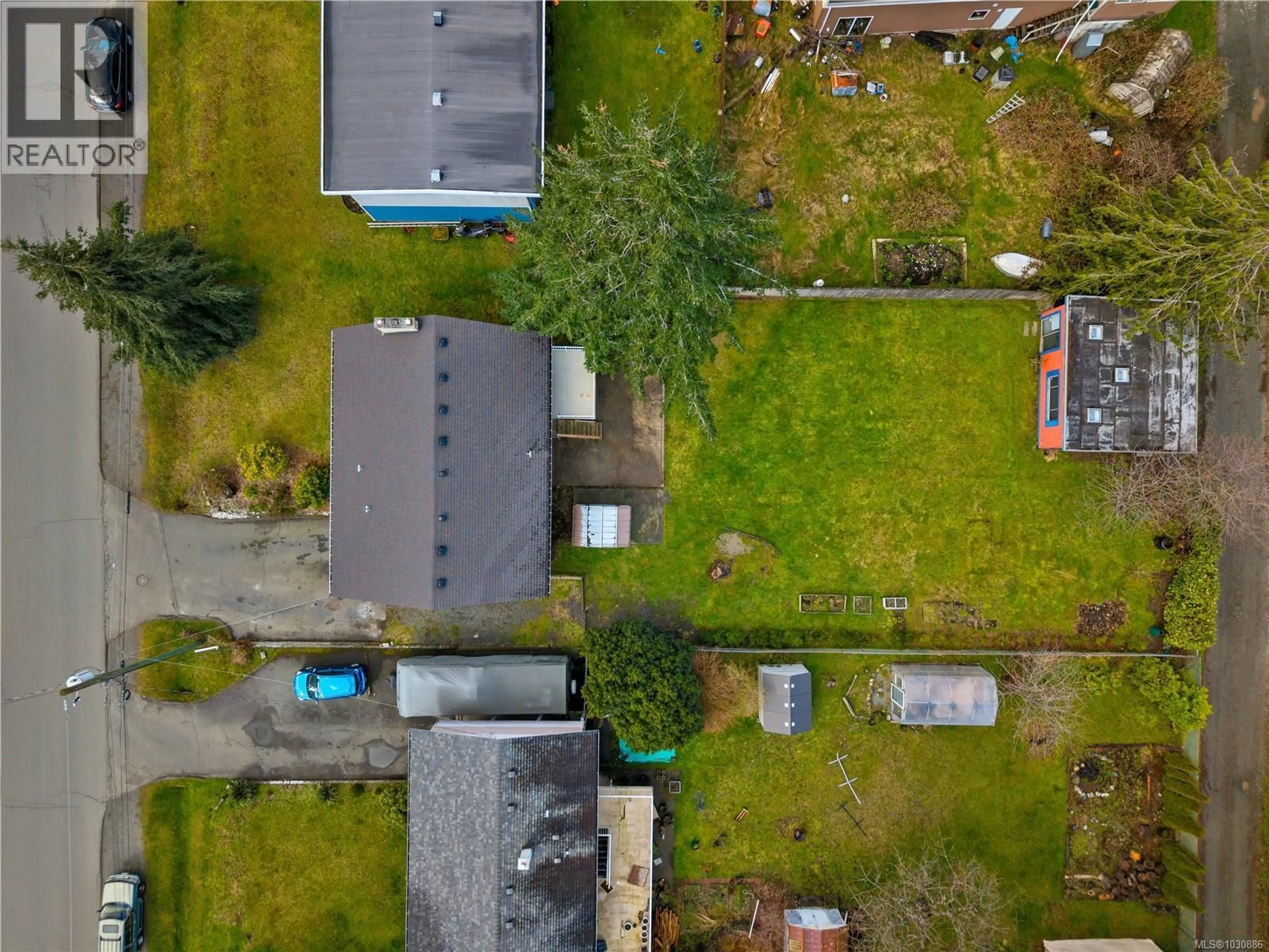 A pic from outside/outdoor area/front of a property/back of a property/a pic from drone, street for 480 4TH AVENUE, Campbell River British Columbia V9W3W8