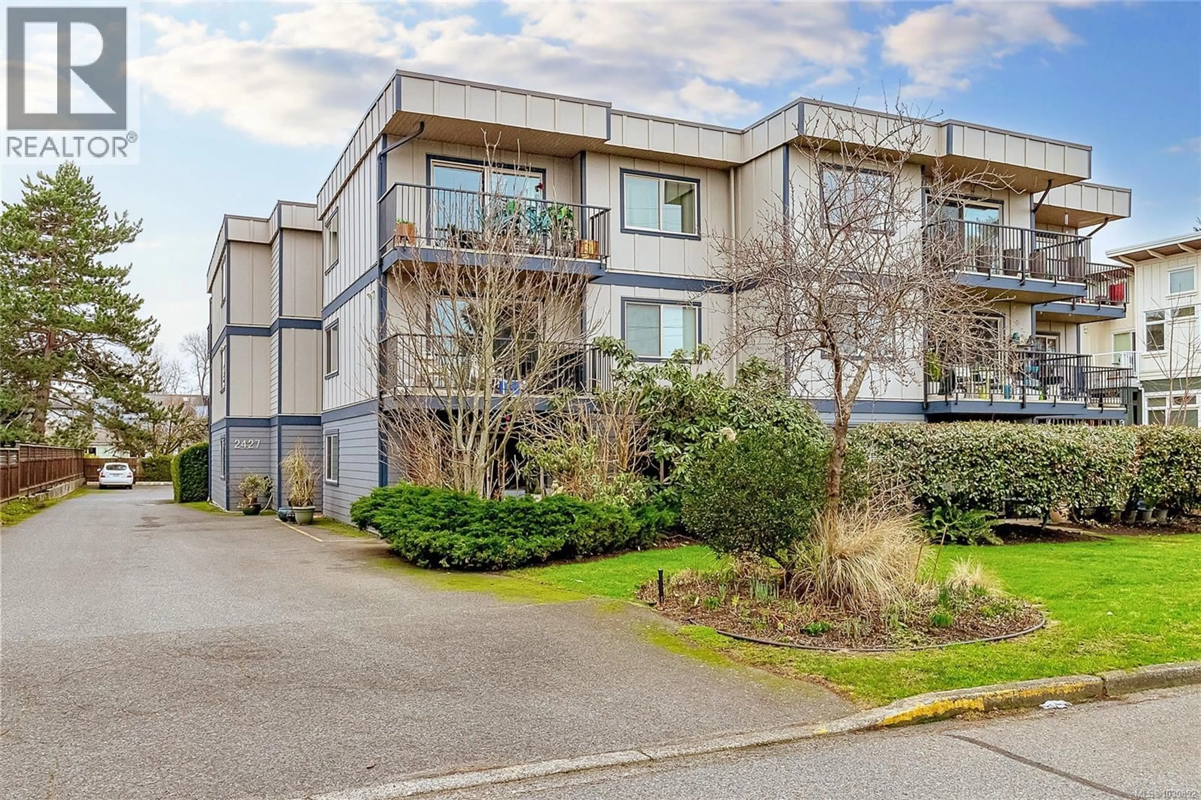 A pic from outside/outdoor area/front of a property/back of a property/a pic from drone, unknown for 101 - 2427 AMHERST AVENUE, Sidney British Columbia V8L2H1