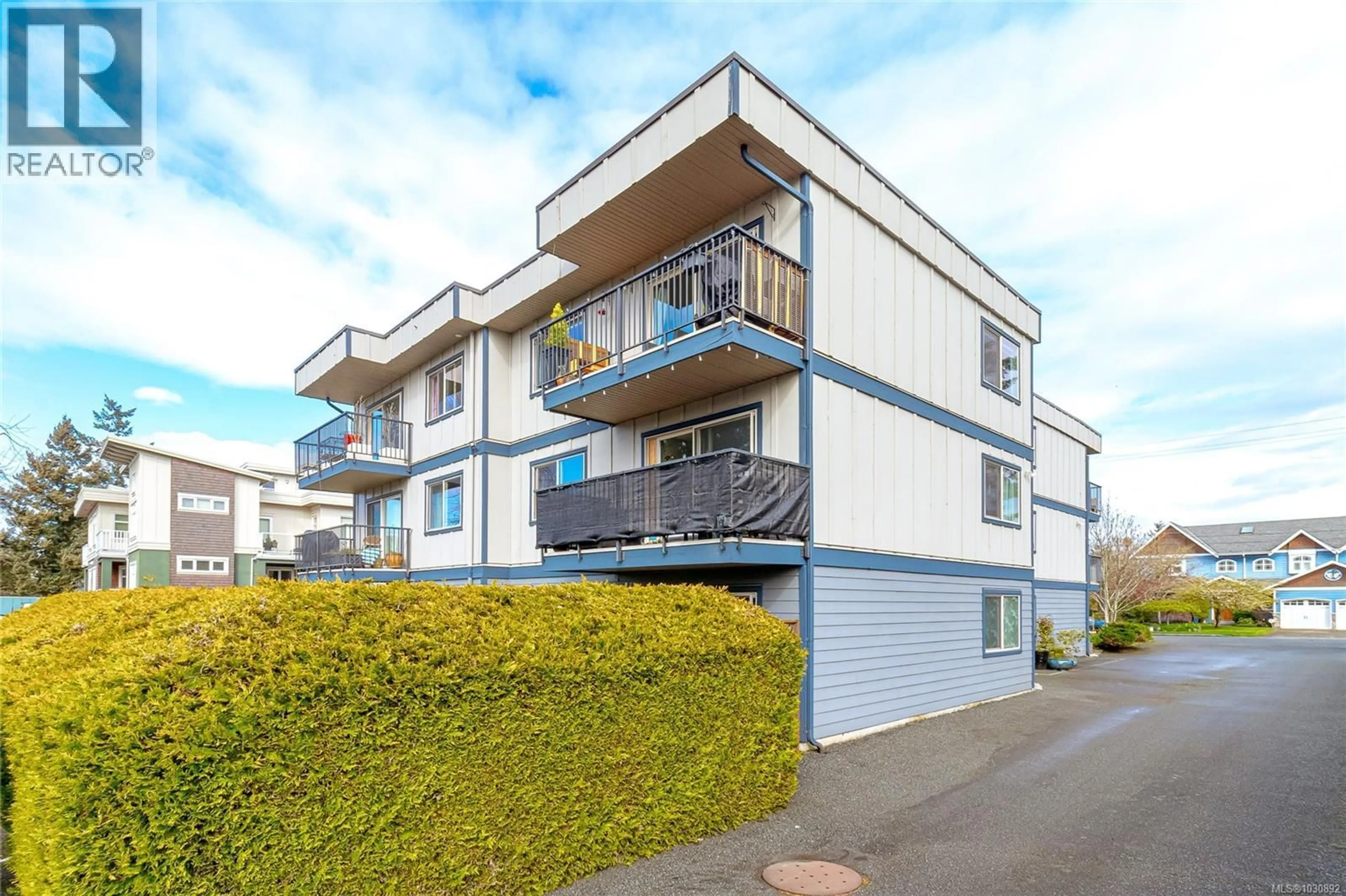 A pic from outside/outdoor area/front of a property/back of a property/a pic from drone, unknown for 101 - 2427 AMHERST AVENUE, Sidney British Columbia V8L2H1