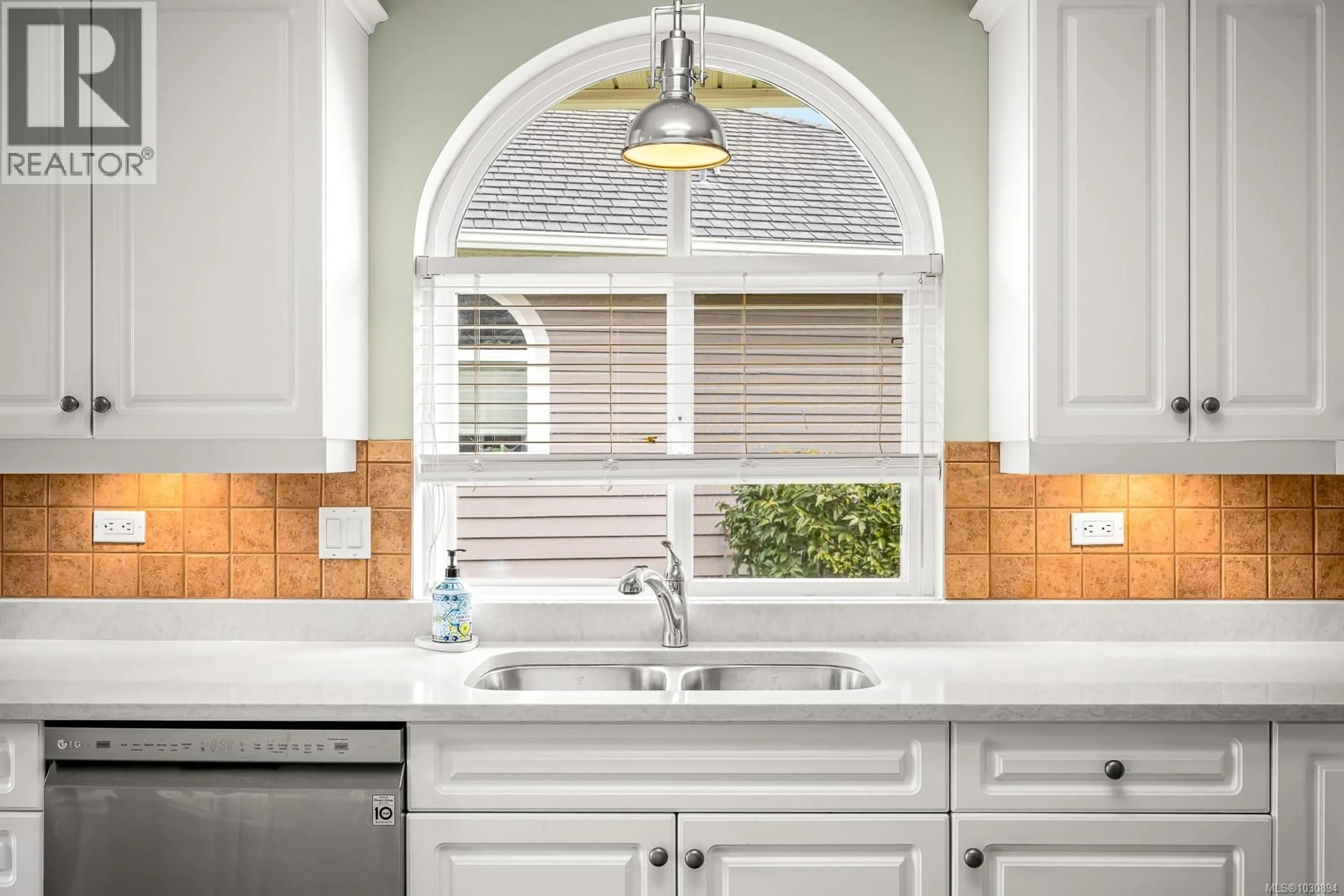 Contemporary kitchen, ceramic/tile floor for 237 - 3399 CROWN ISLE DRIVE, Courtenay British Columbia V9N9X7