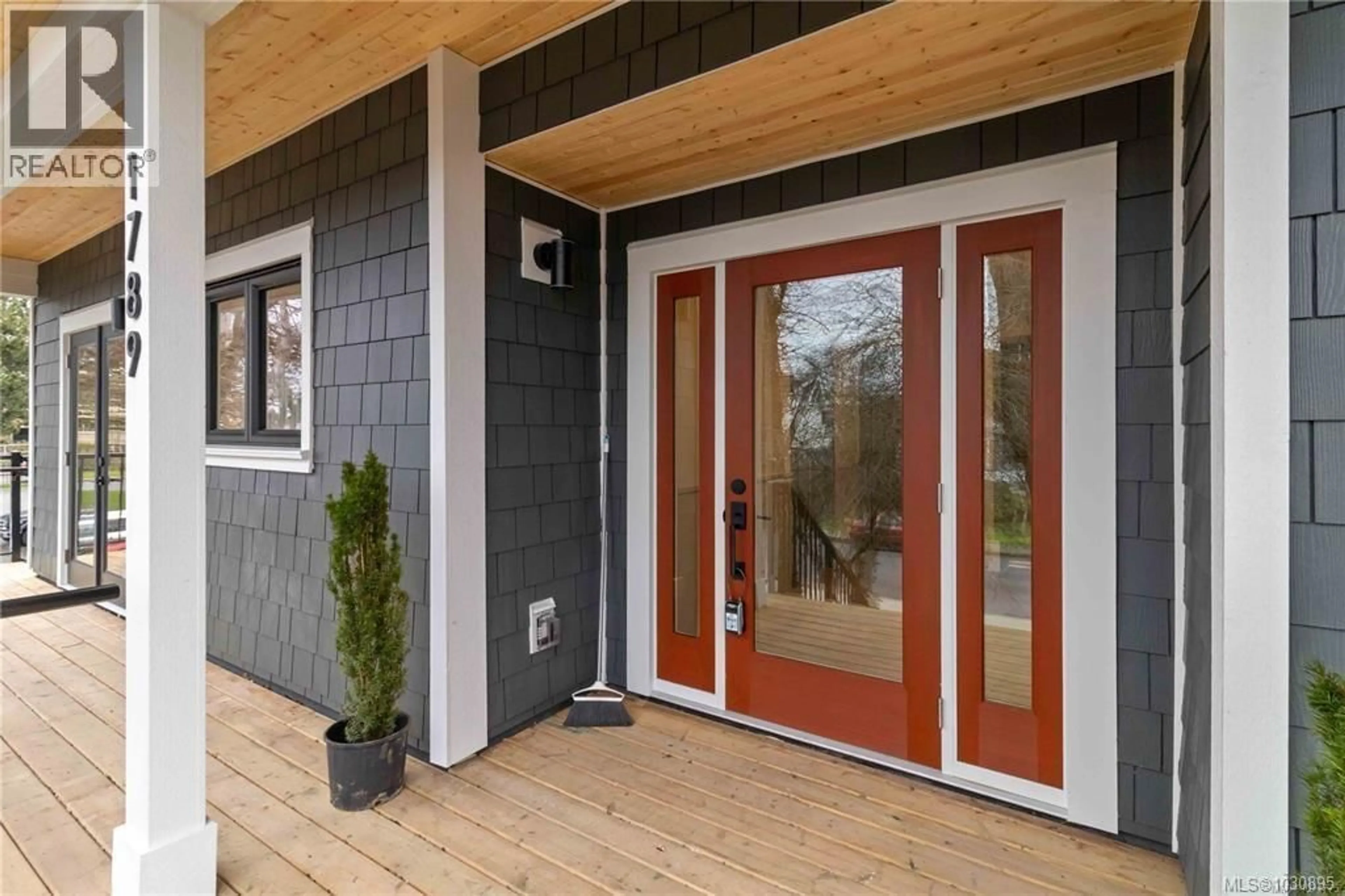 Indoor entryway for 4 - 1789 EMERSON STREET, Victoria British Columbia V8R2C2