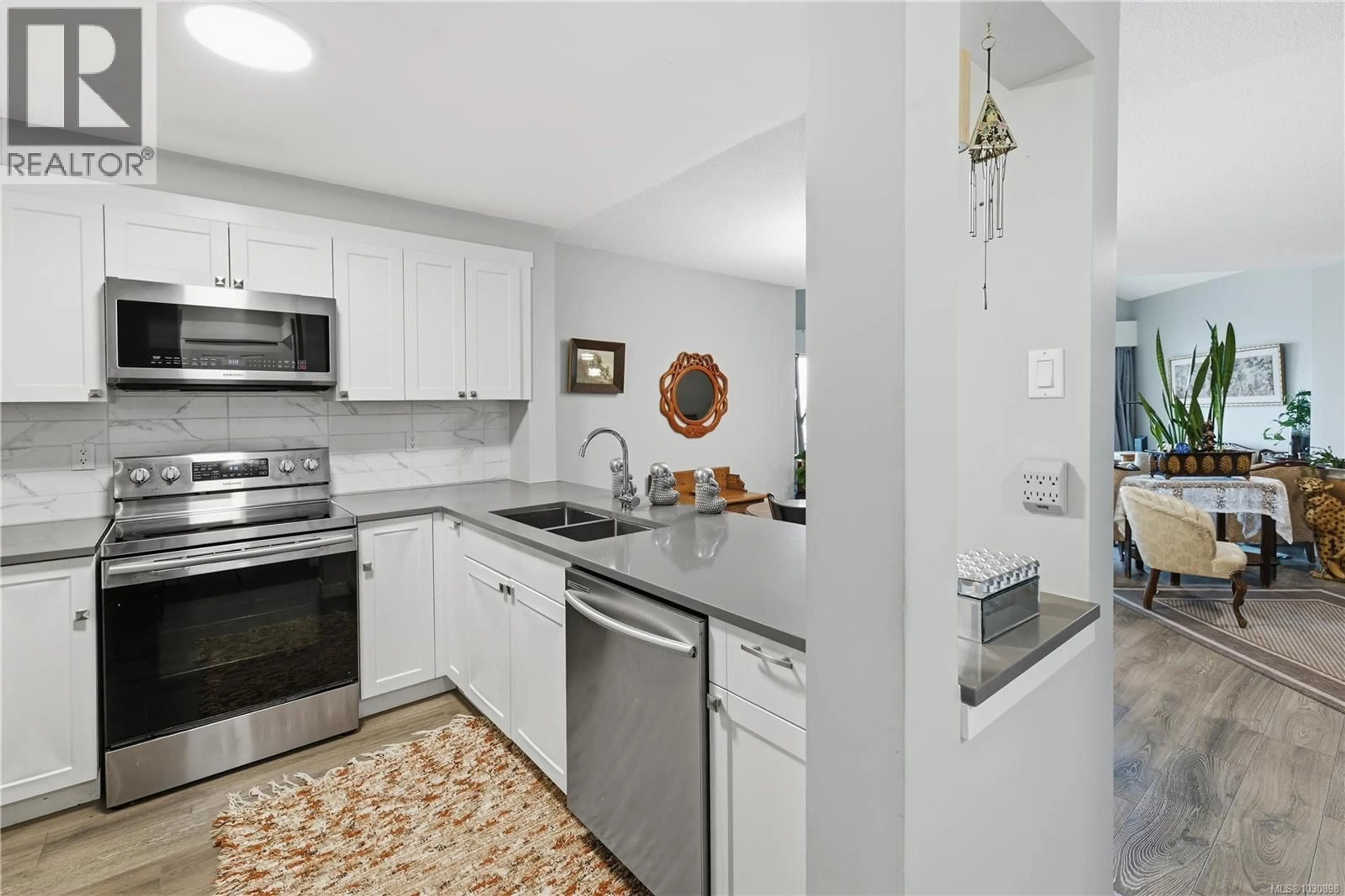 Standard kitchen, ceramic/tile floor for 611 - 2562 DEPARTURE BAY ROAD, Nanaimo British Columbia V9S5P1