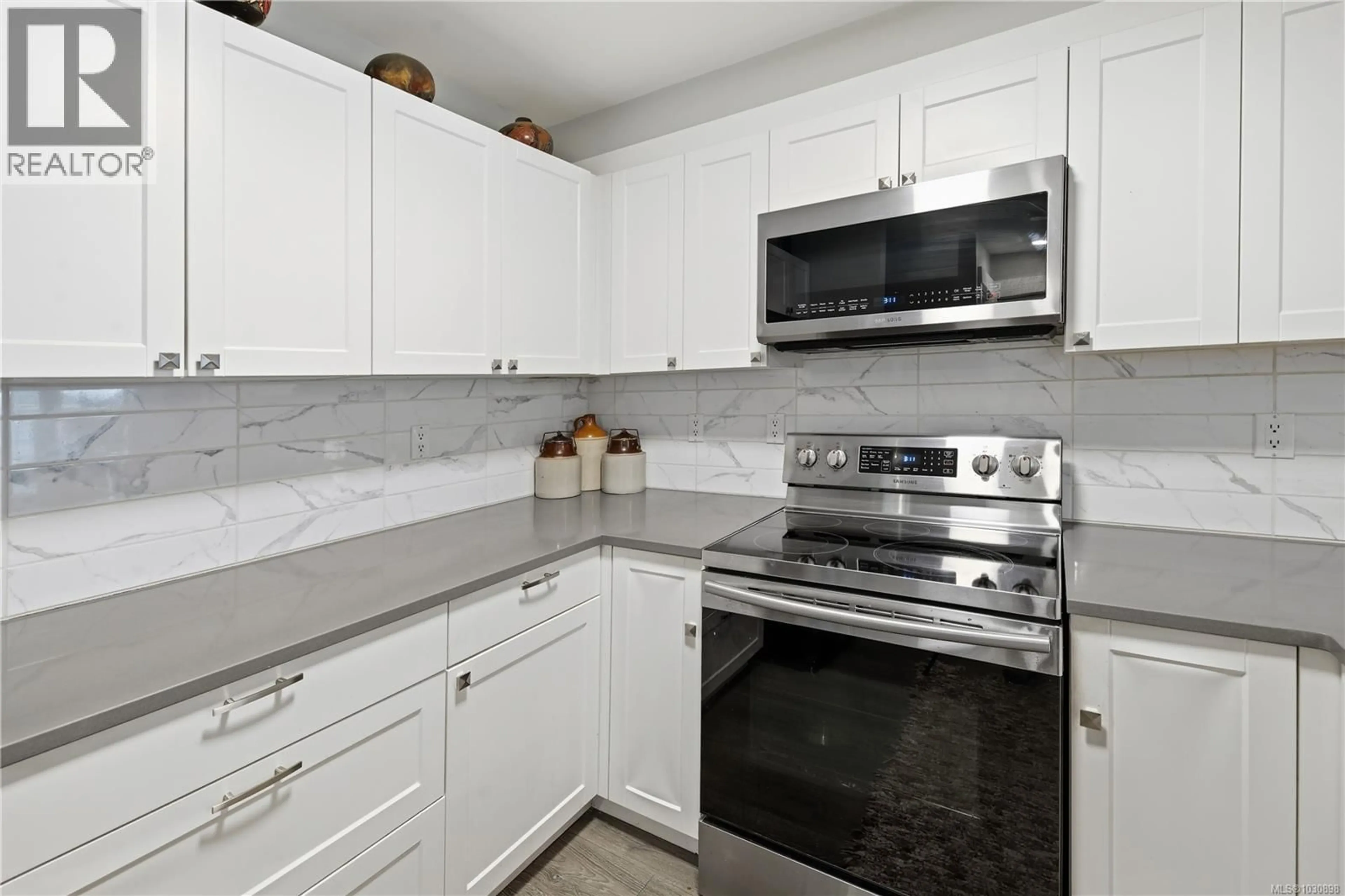 Standard kitchen, ceramic/tile floor for 611 - 2562 DEPARTURE BAY ROAD, Nanaimo British Columbia V9S5P1