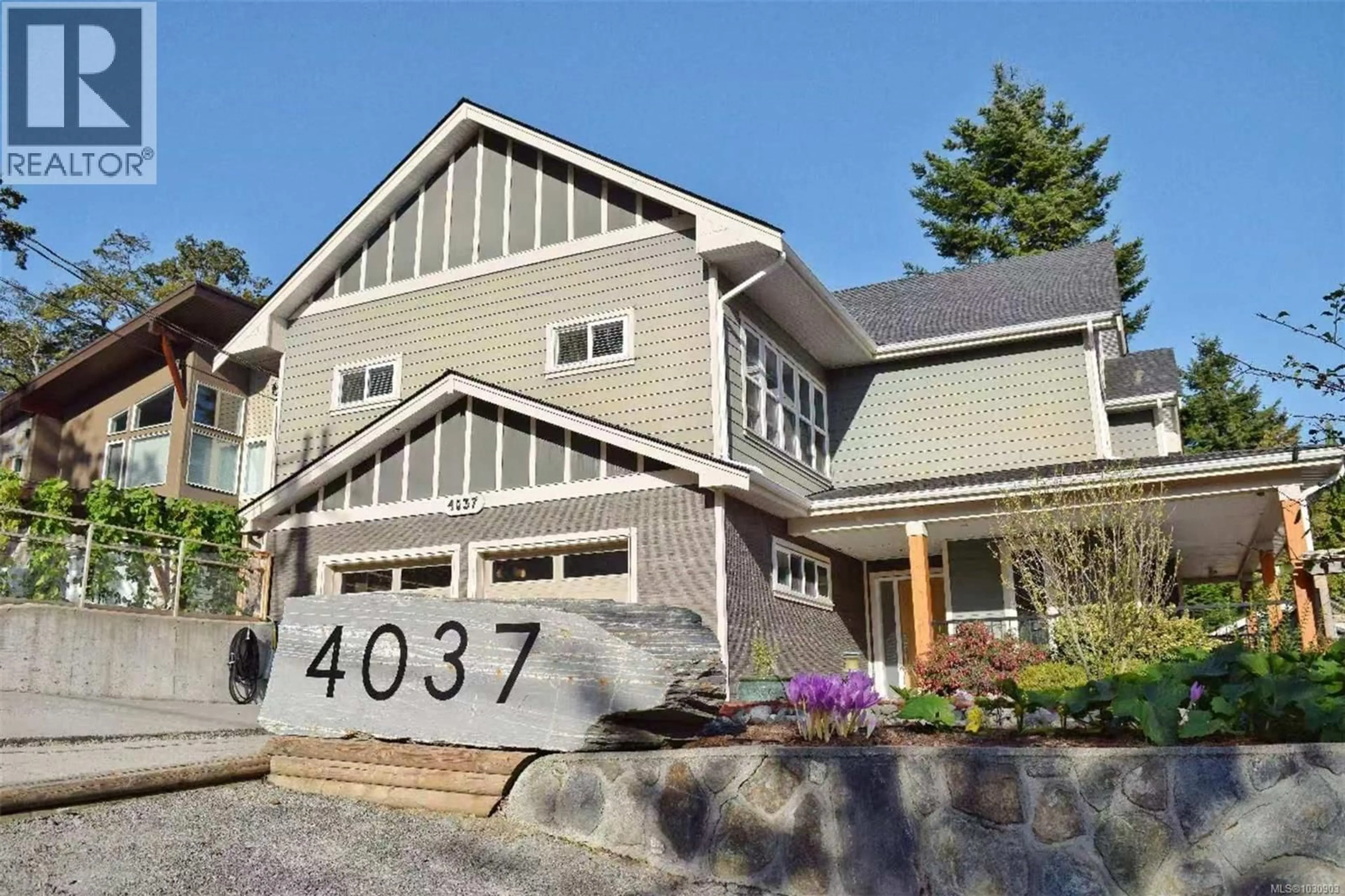 Home with vinyl exterior material, street for 4037 NELTHORPE STREET, Saanich British Columbia V8X2A2