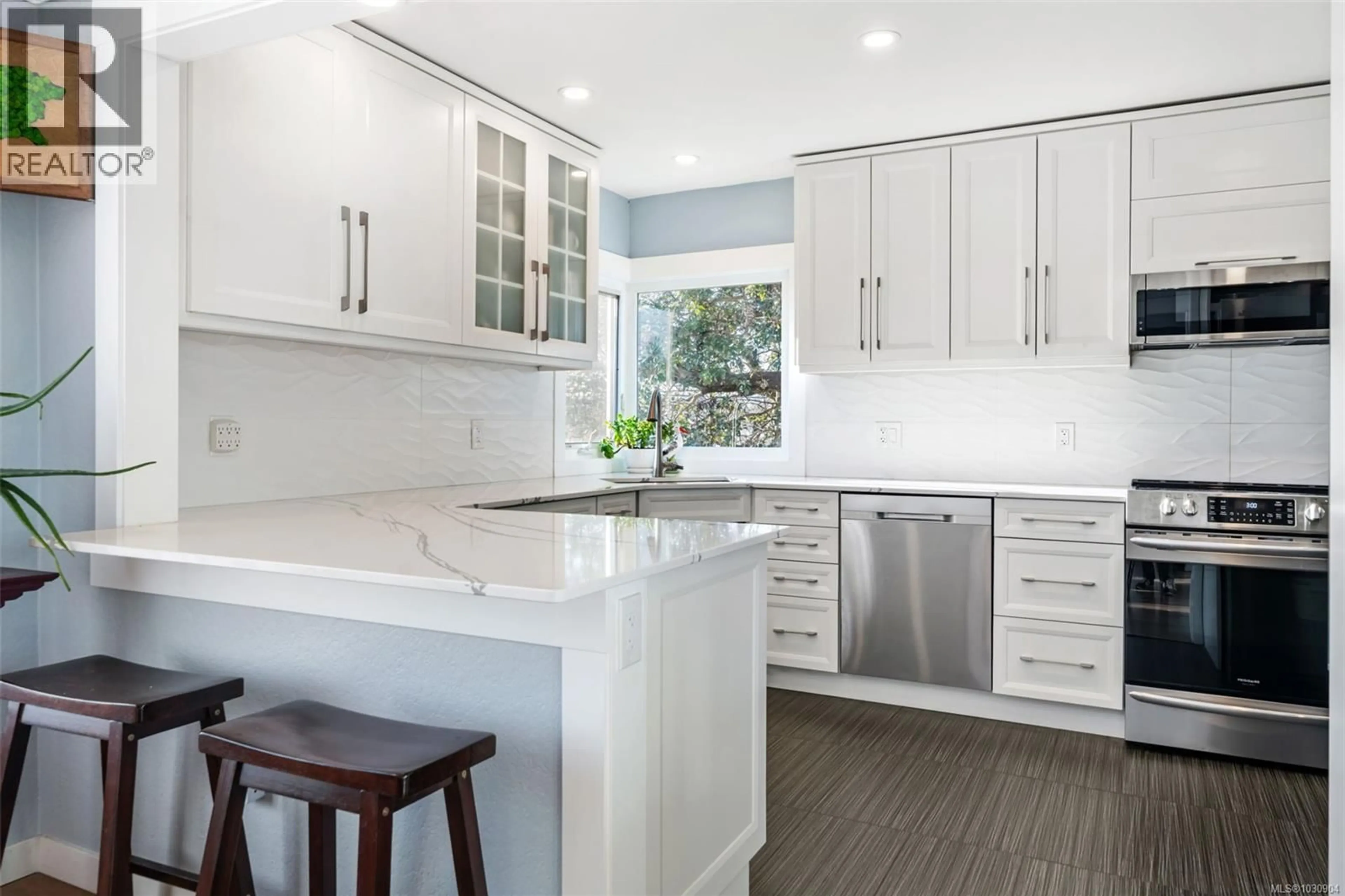 Contemporary kitchen, unknown for 730 BURNSIDE ROAD WEST, Saanich British Columbia V8Z1N1