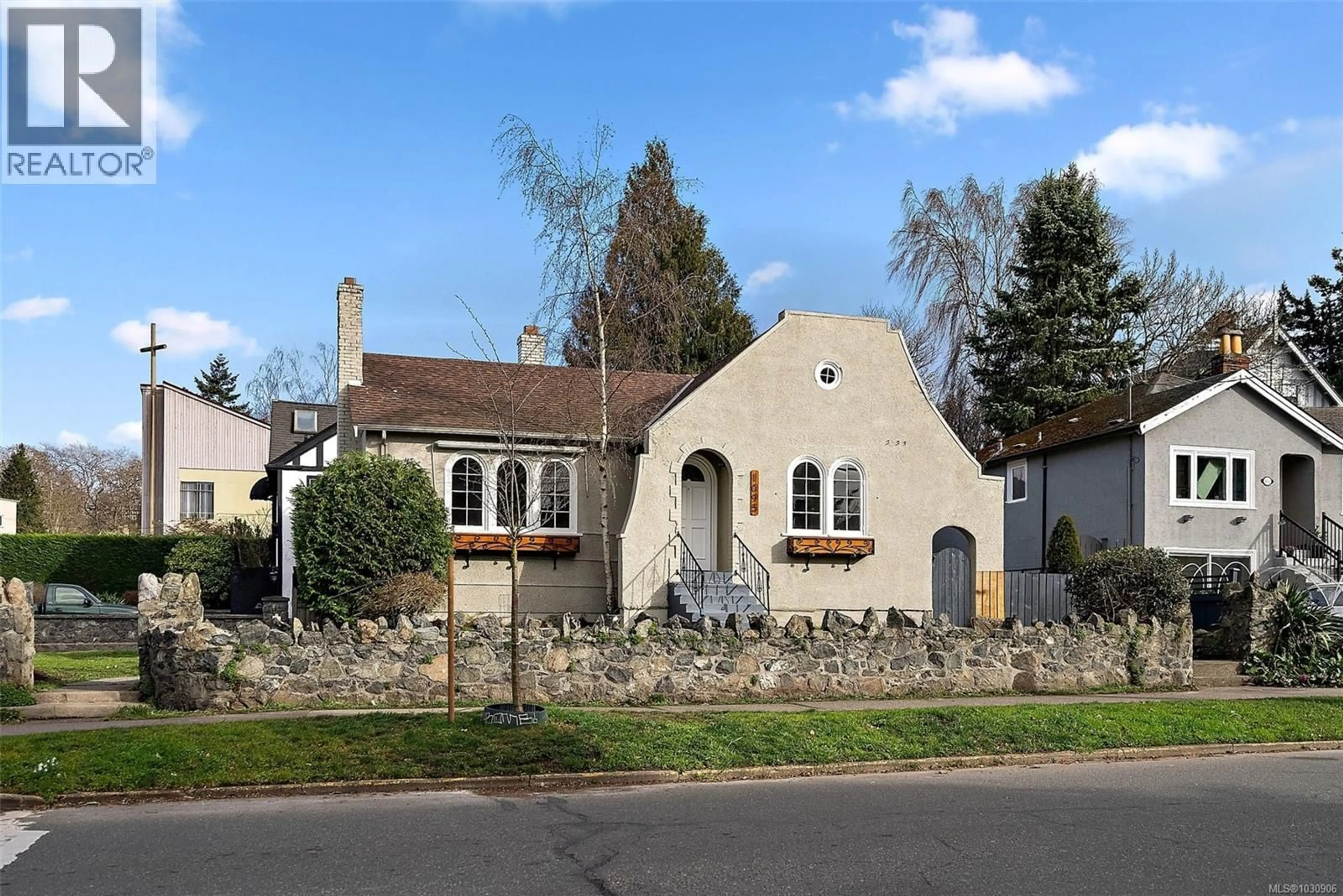 Home with brick exterior material, street for 1095 MOSS STREET, Victoria British Columbia V8V4P4