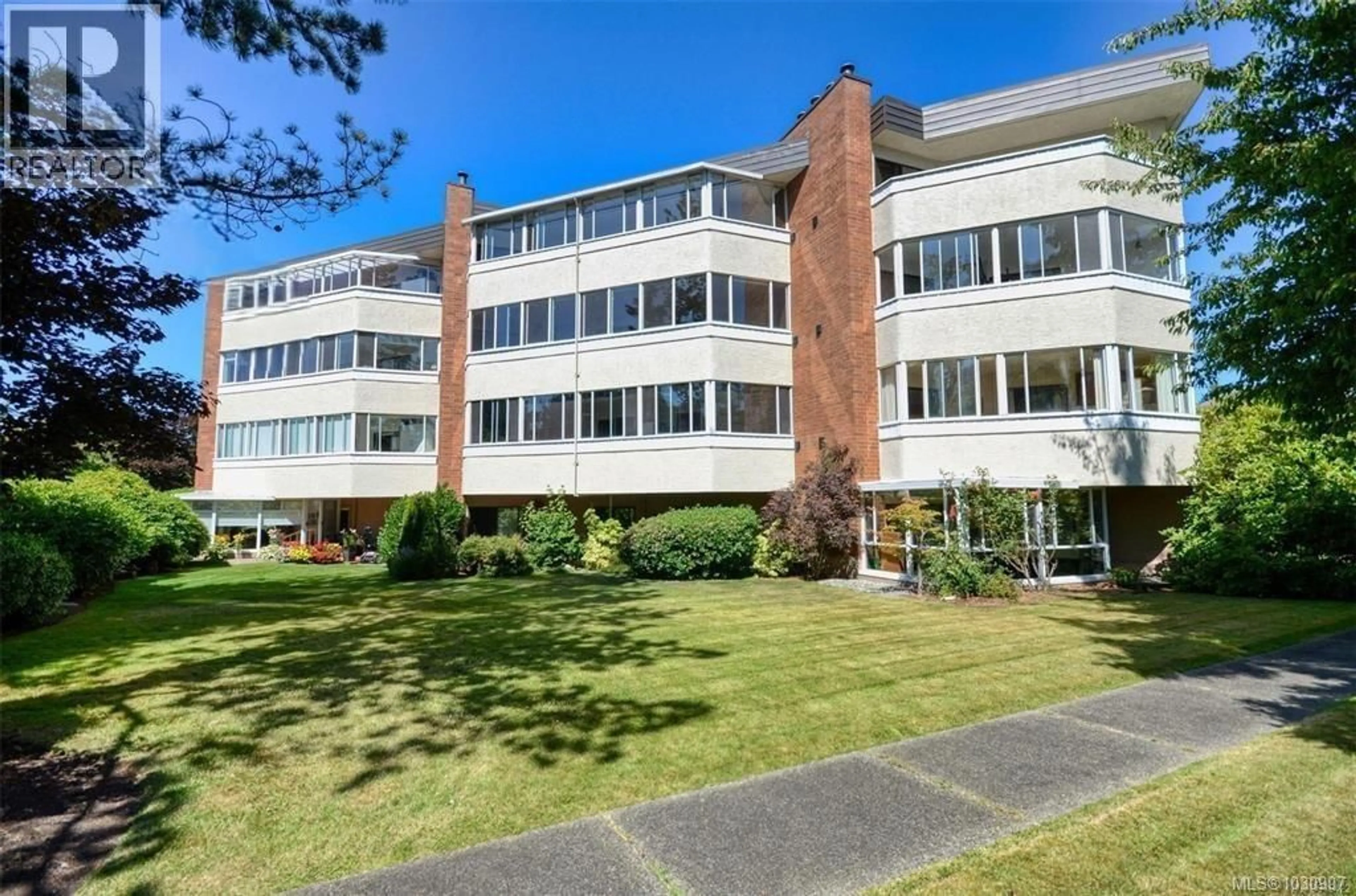 A pic from outside/outdoor area/front of a property/back of a property/a pic from drone, building for 303 - 9900 FIFTH STREET, Sidney British Columbia V8L2X3