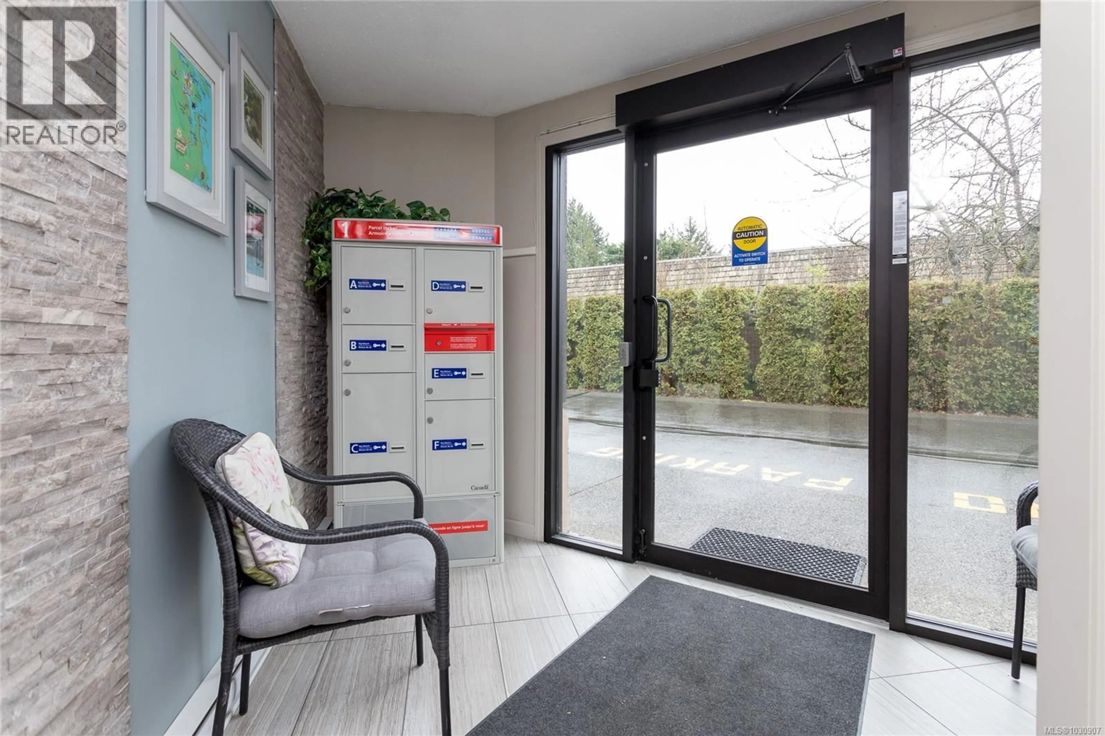 Indoor foyer for 303 - 9900 FIFTH STREET, Sidney British Columbia V8L2X3