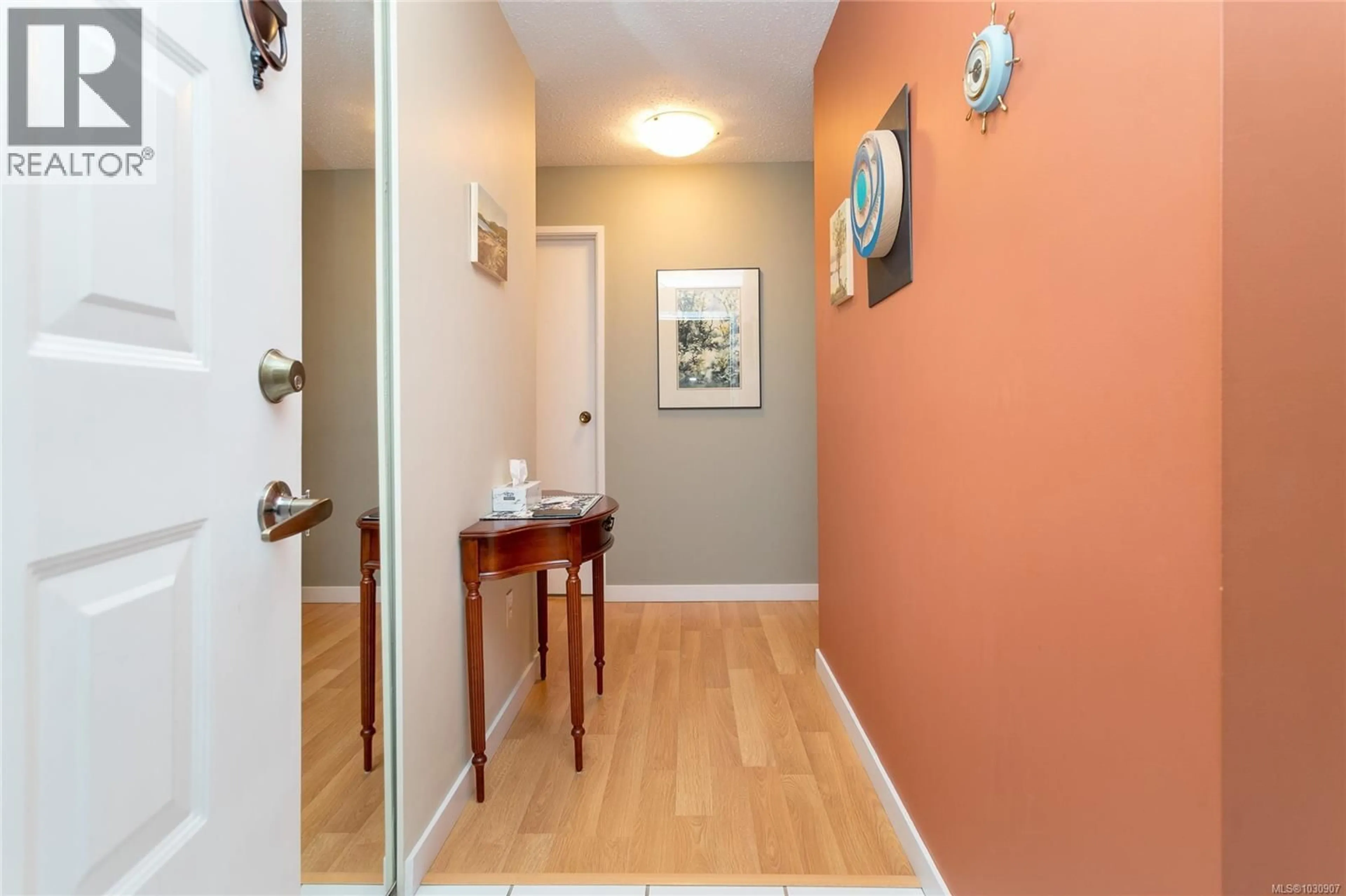 Indoor entryway for 303 - 9900 FIFTH STREET, Sidney British Columbia V8L2X3