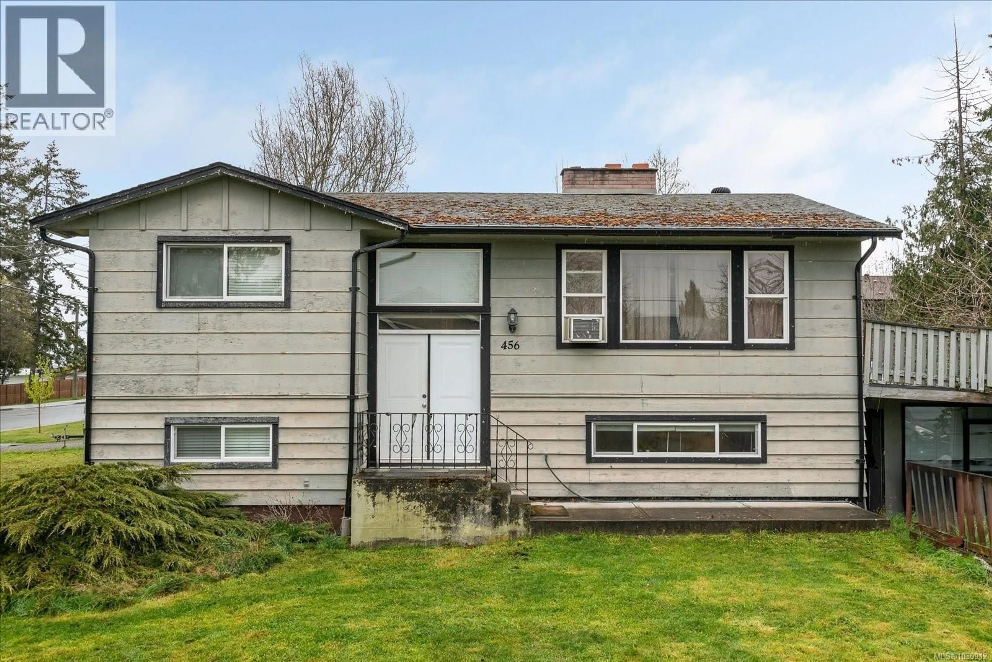 Home with vinyl exterior material, street for 456 HIRST AVENUE, Parksville British Columbia V9P1J3