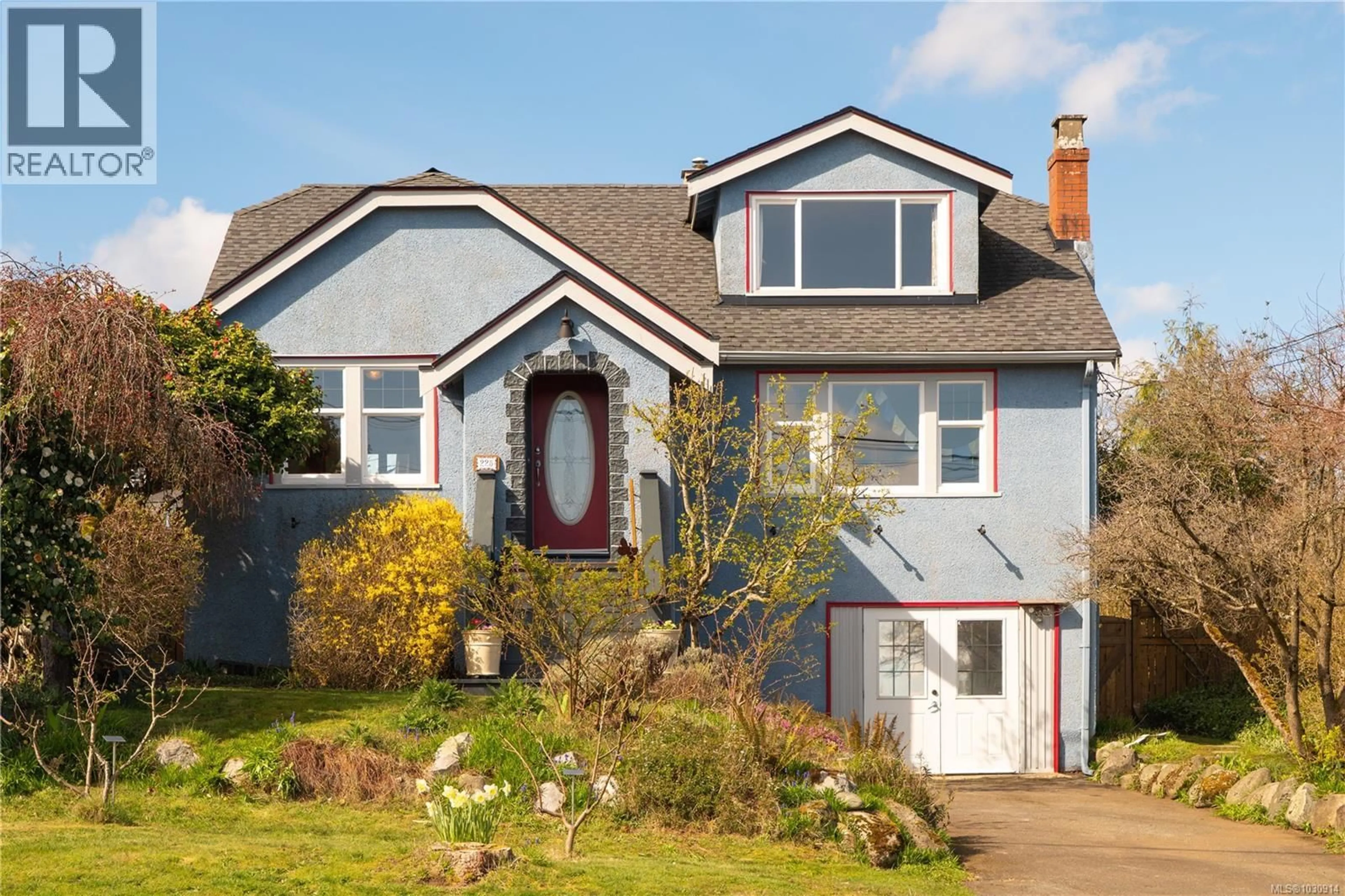 Home with vinyl exterior material, street for 225 HARVEY STREET, Nanaimo British Columbia V9R3W6