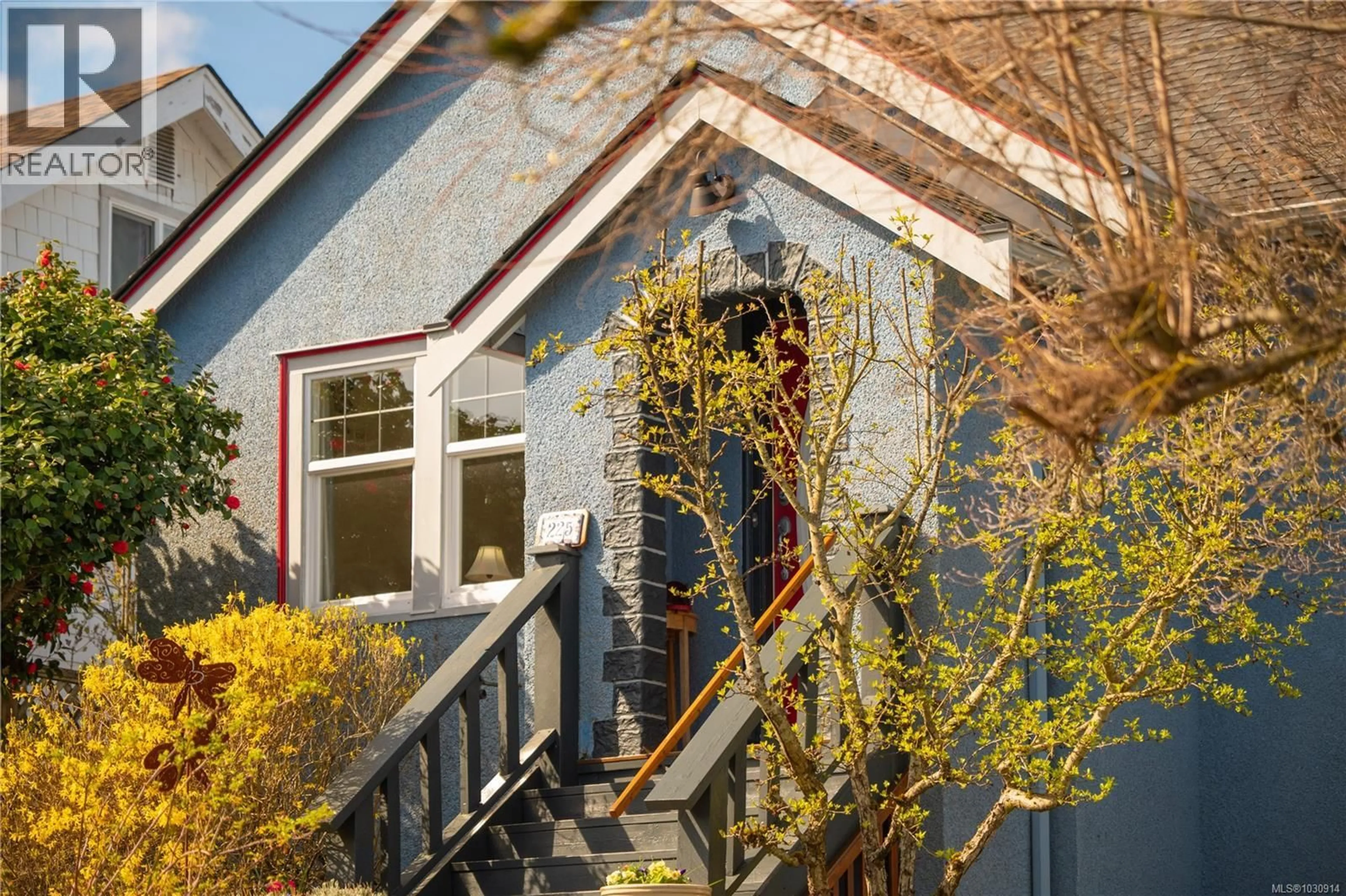 Home with vinyl exterior material, street for 225 HARVEY STREET, Nanaimo British Columbia V9R3W6