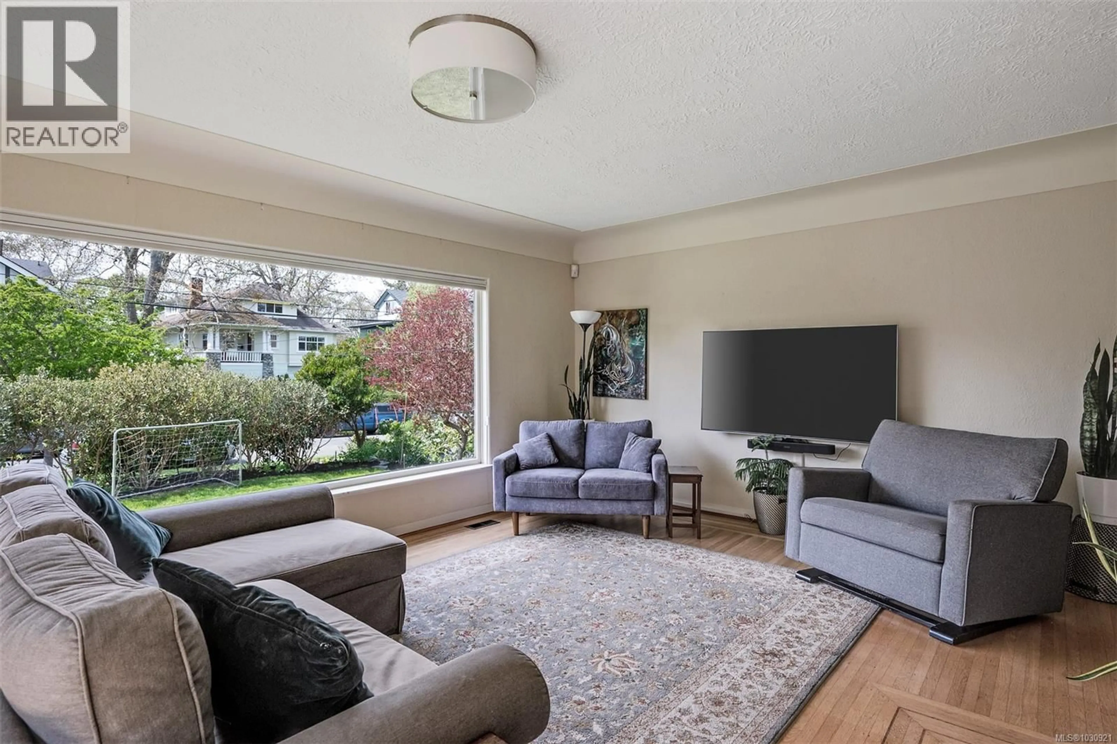 Living room with furniture, unknown for 535 LINDEN AVENUE, Victoria British Columbia V8V4G6