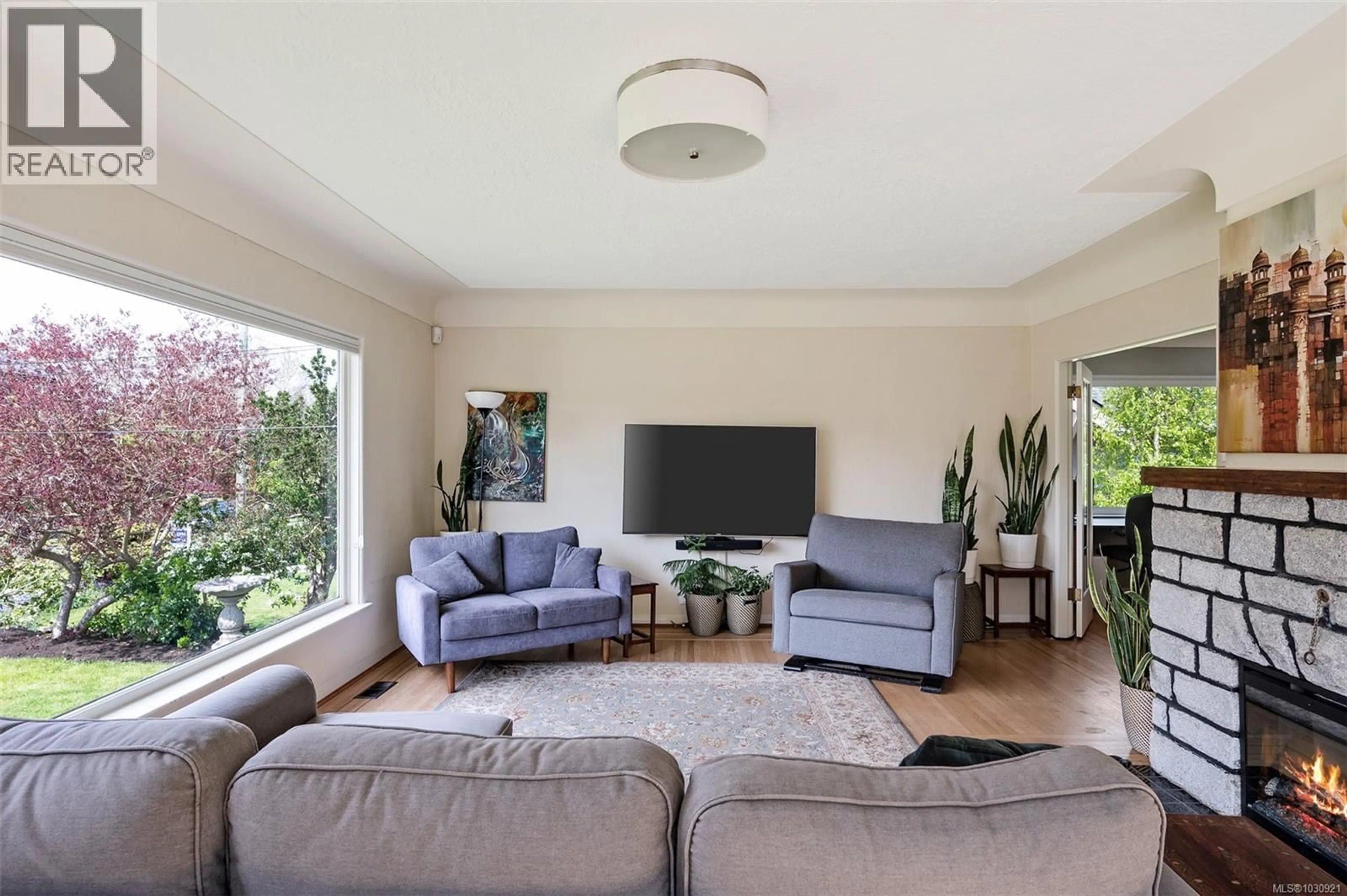 Living room with furniture, unknown for 535 LINDEN AVENUE, Victoria British Columbia V8V4G6