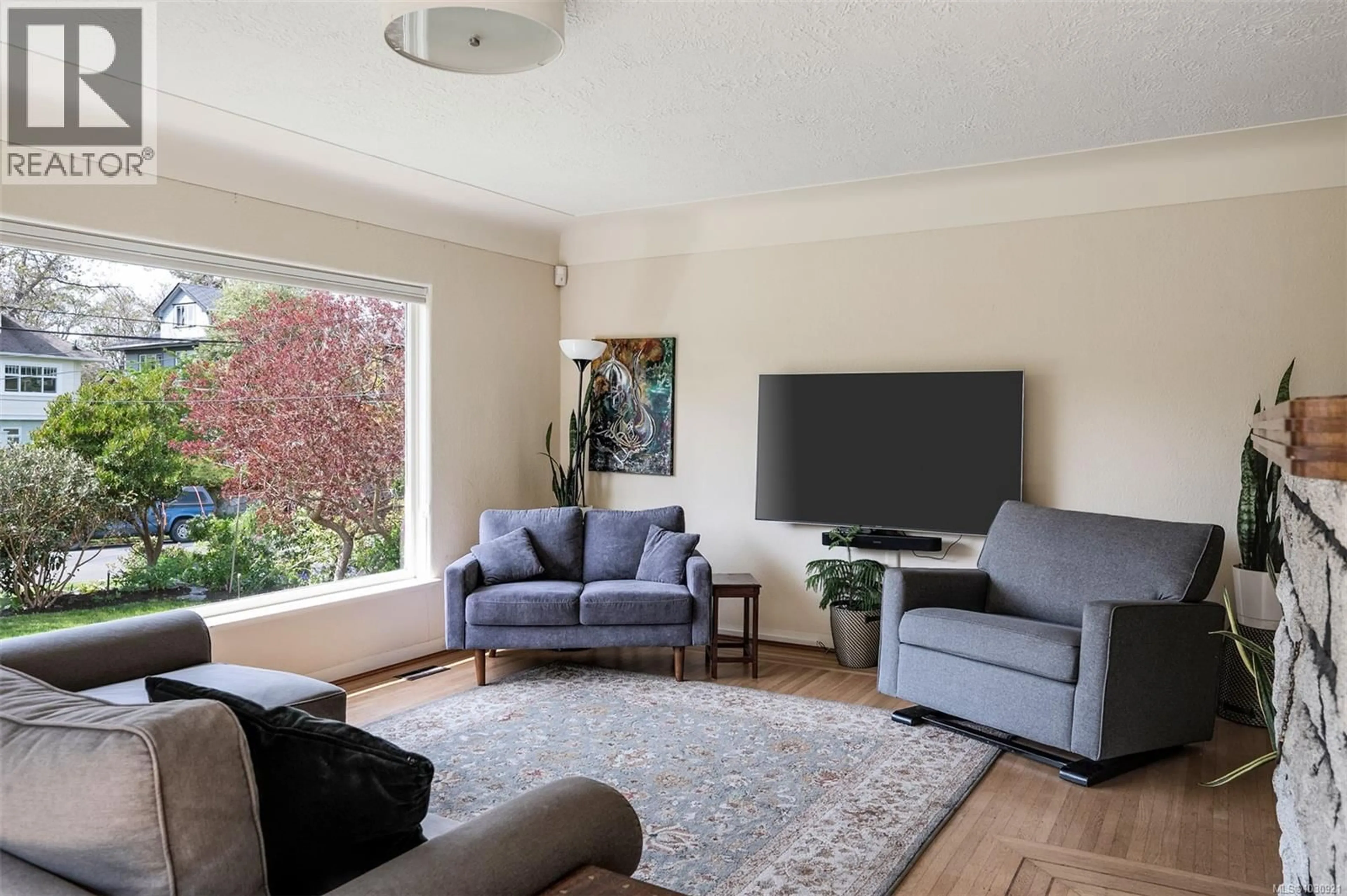 Living room with furniture, unknown for 535 LINDEN AVENUE, Victoria British Columbia V8V4G6