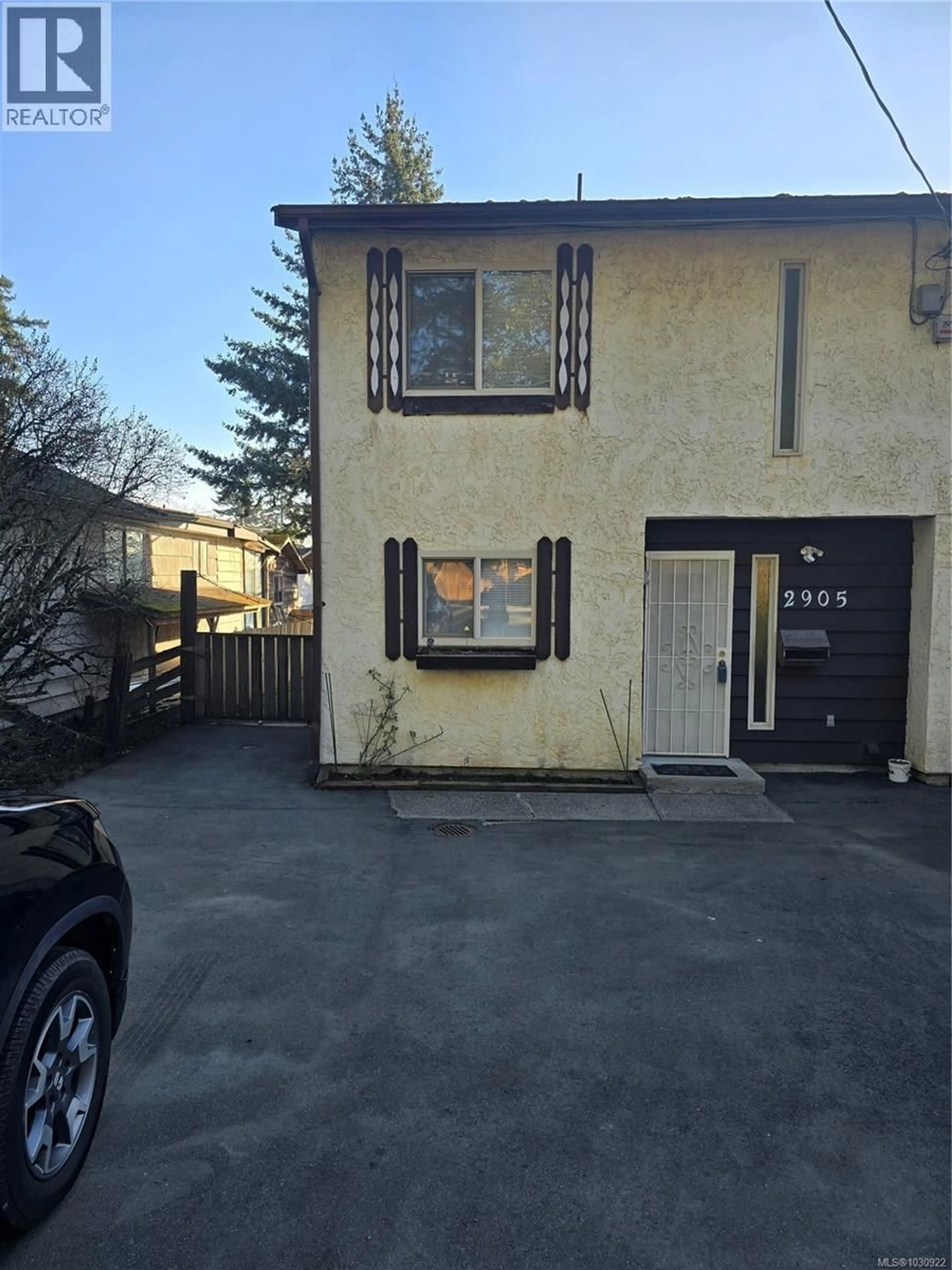 A pic from outside/outdoor area/front of a property/back of a property/a pic from drone, street for 2905 LEIGH ROAD, Langford British Columbia V9B4G6