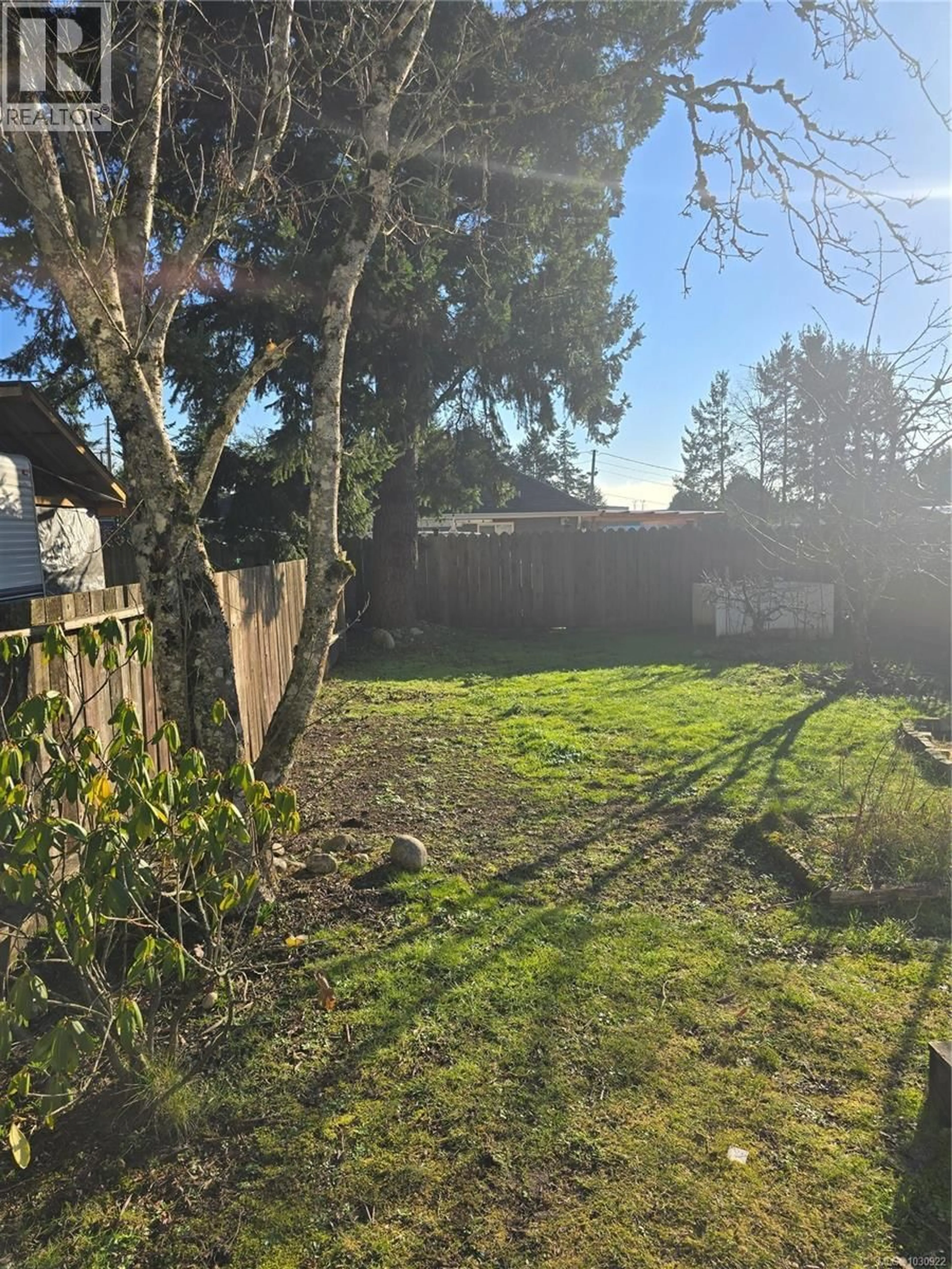 A pic from outside/outdoor area/front of a property/back of a property/a pic from drone, street for 2905 LEIGH ROAD, Langford British Columbia V9B4G6