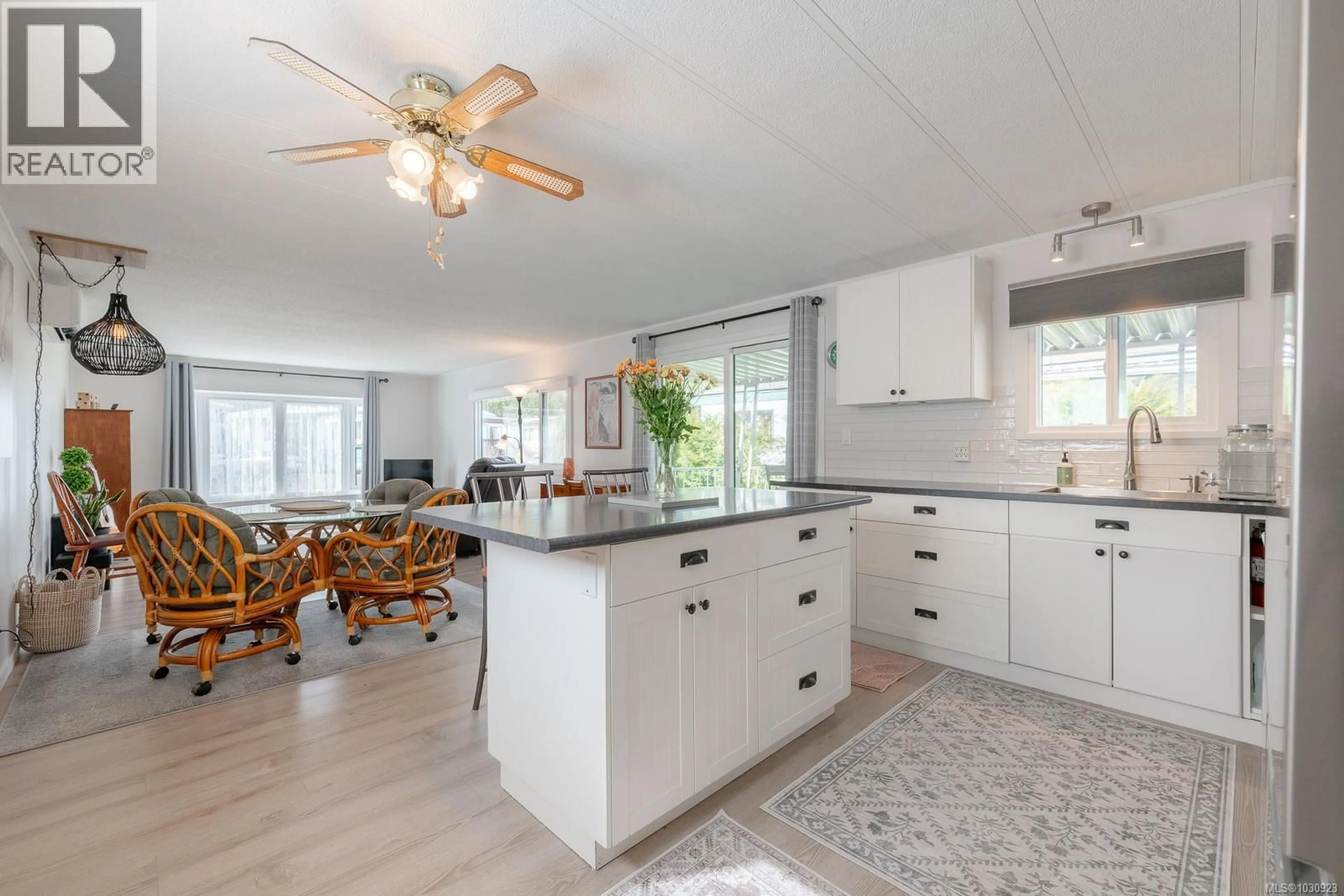 Open concept kitchen, ceramic/tile floor for 27 - 10980 WESTDOWNE ROAD, Ladysmith British Columbia V9G1X2