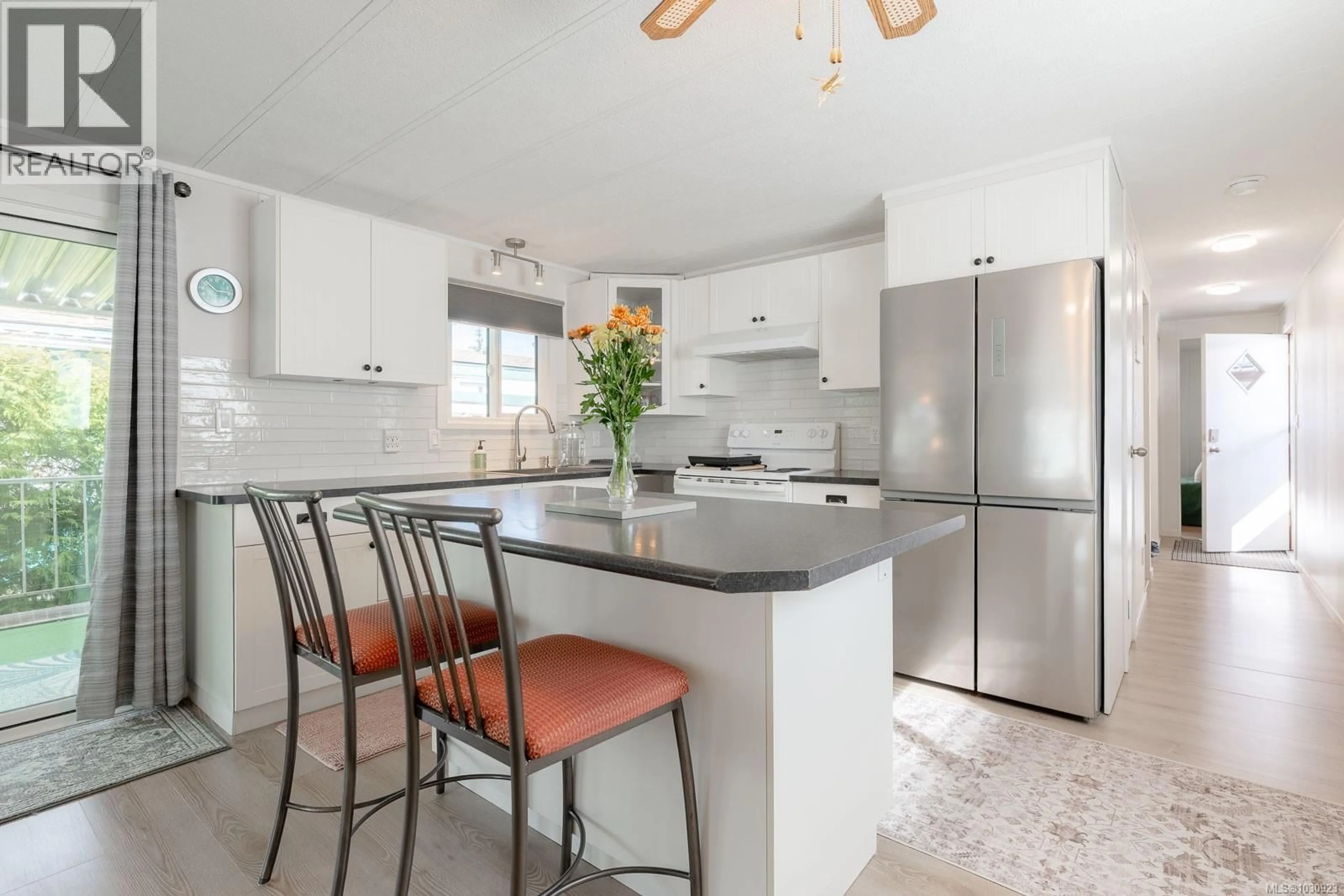 Open concept kitchen, ceramic/tile floor for 27 - 10980 WESTDOWNE ROAD, Ladysmith British Columbia V9G1X2