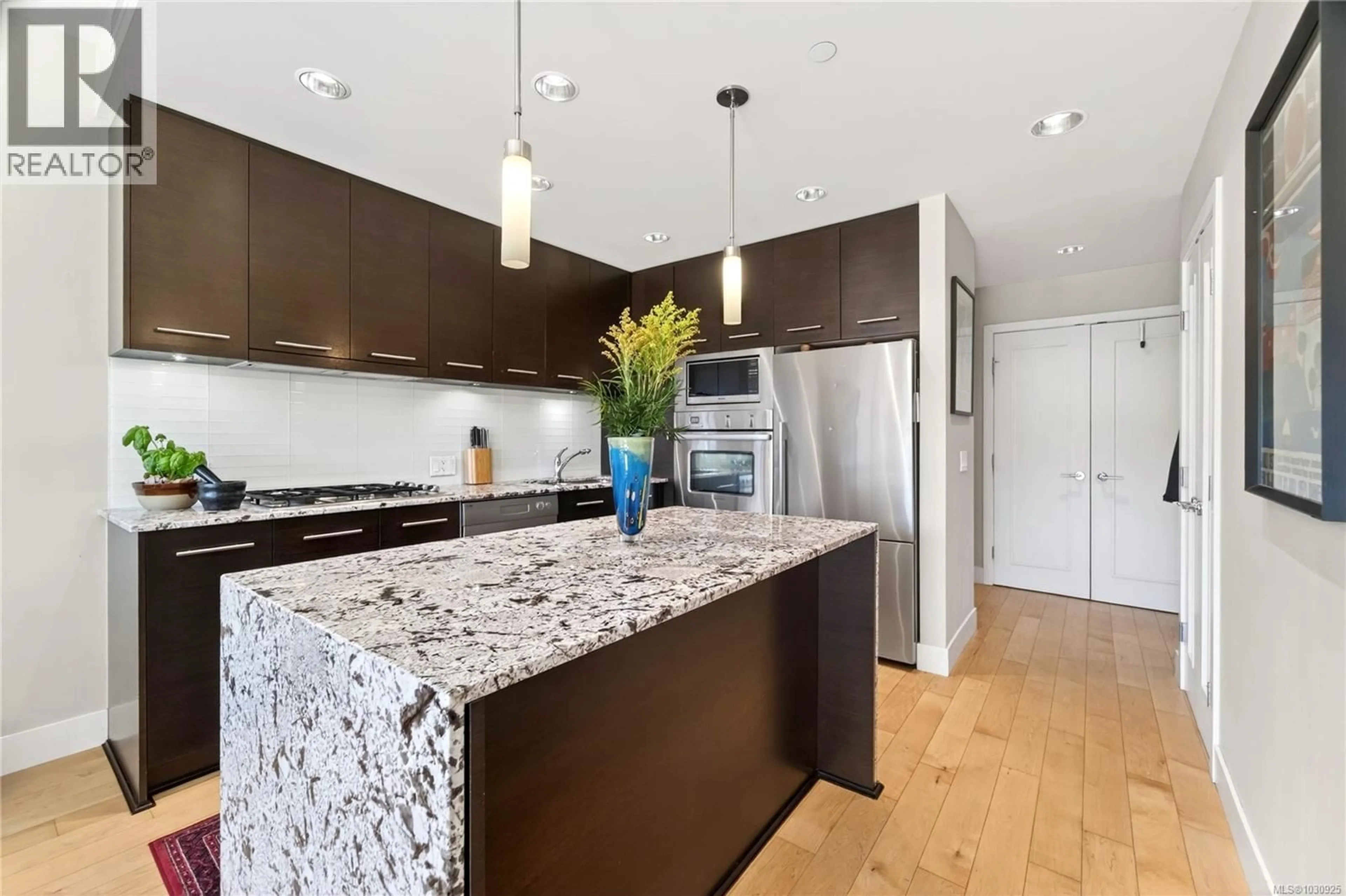Contemporary kitchen, unknown for 204 - 3223 SELLECK WAY, Colwood British Columbia V9C0E7