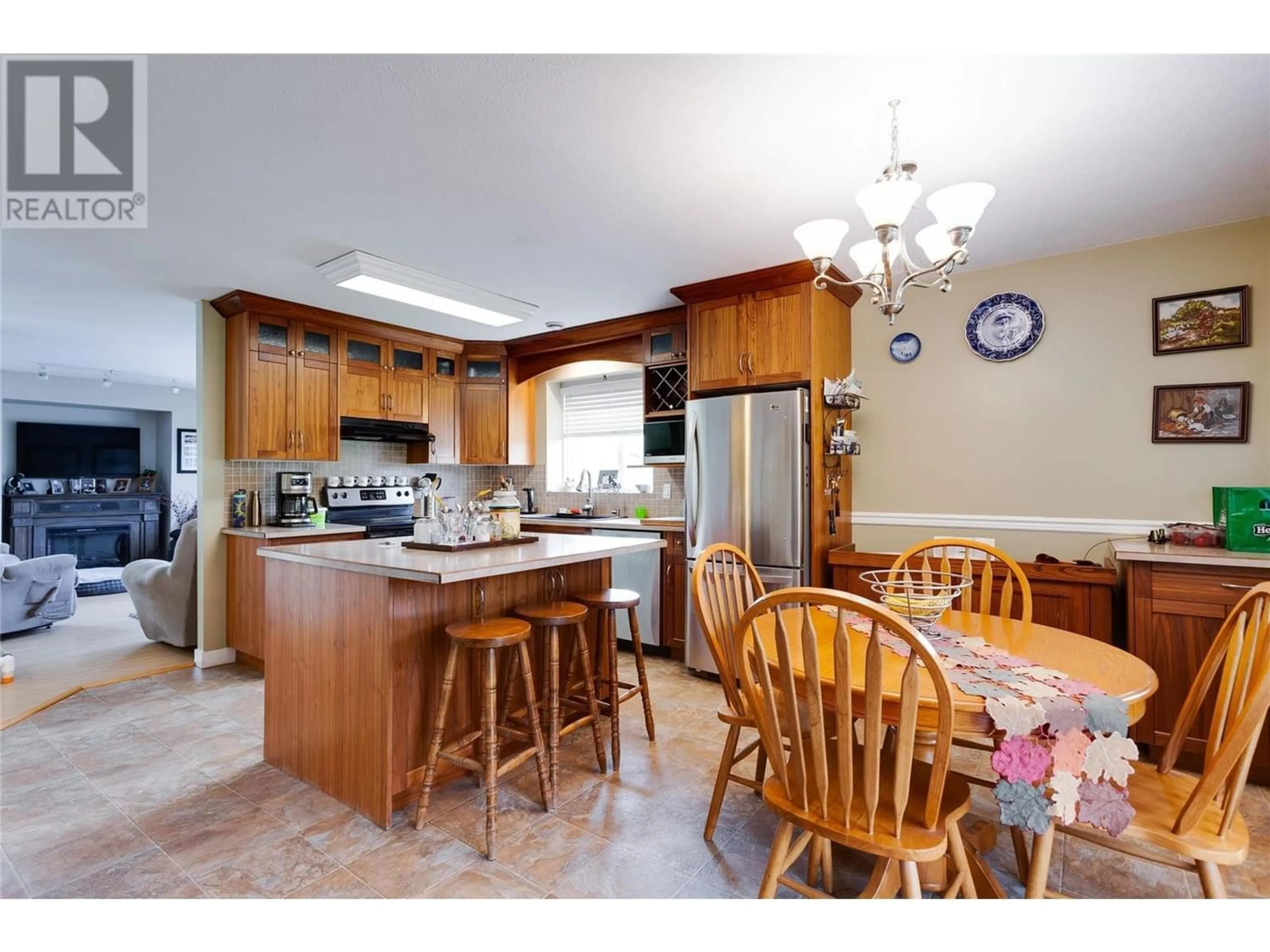 Open concept kitchen for 11345 Woodsdale Court, Lake Country British Columbia V4V1E7