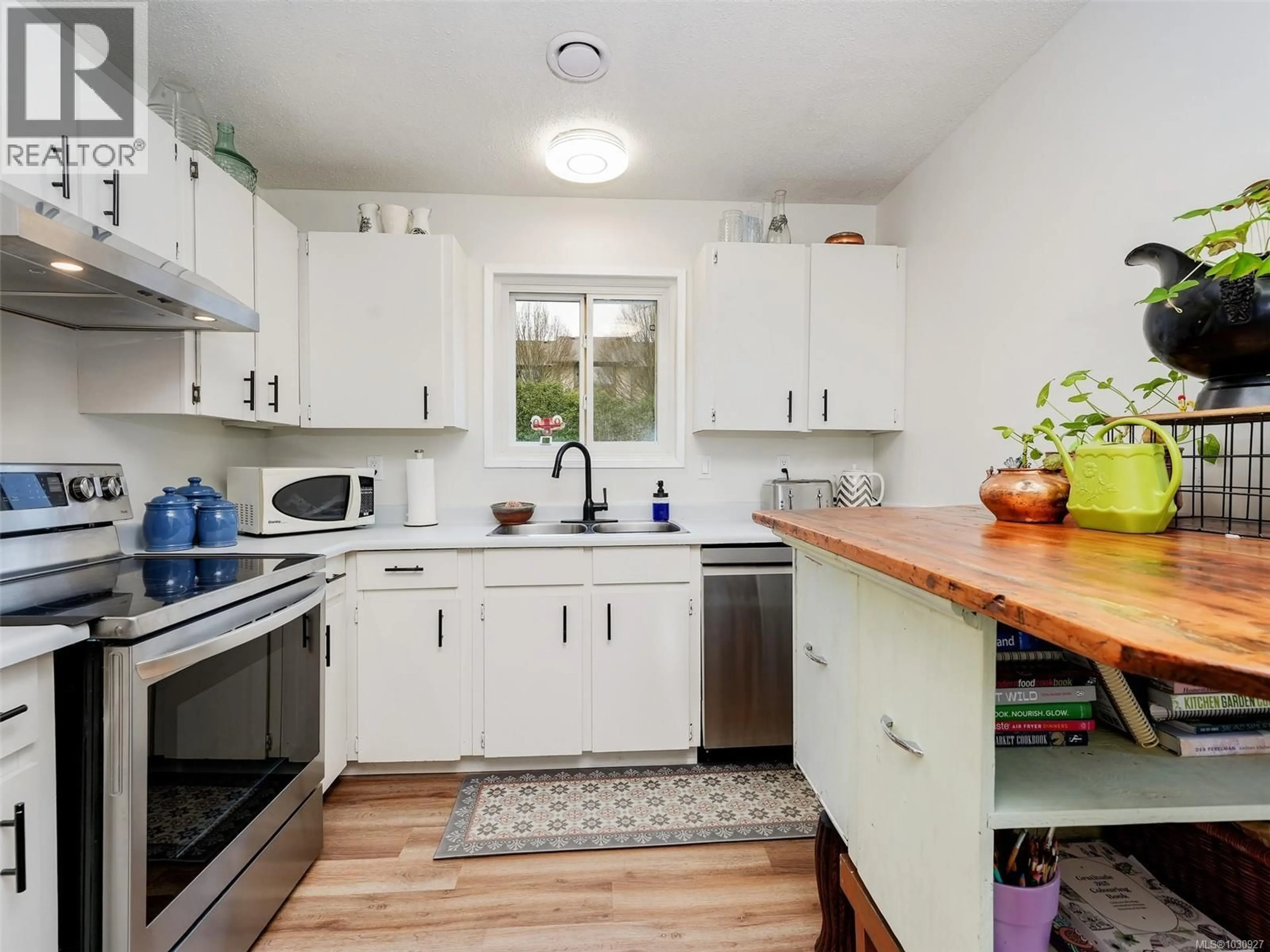 Standard kitchen, unknown for 867 MCKENZIE AVENUE, Saanich British Columbia V8X3G4