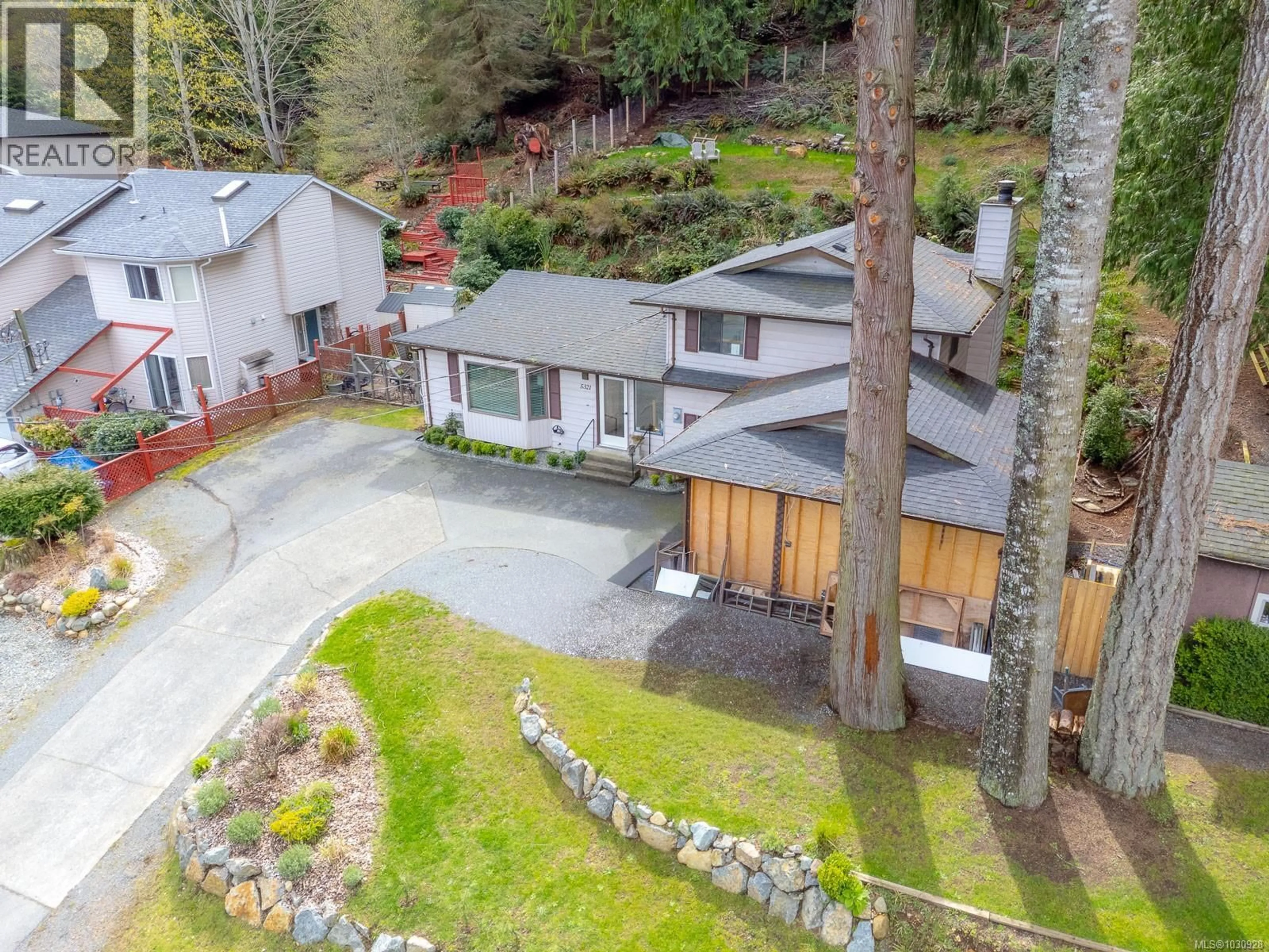 A pic from outside/outdoor area/front of a property/back of a property/a pic from drone, street for 5321 HAMMOND BAY ROAD, Nanaimo British Columbia V9T5M9
