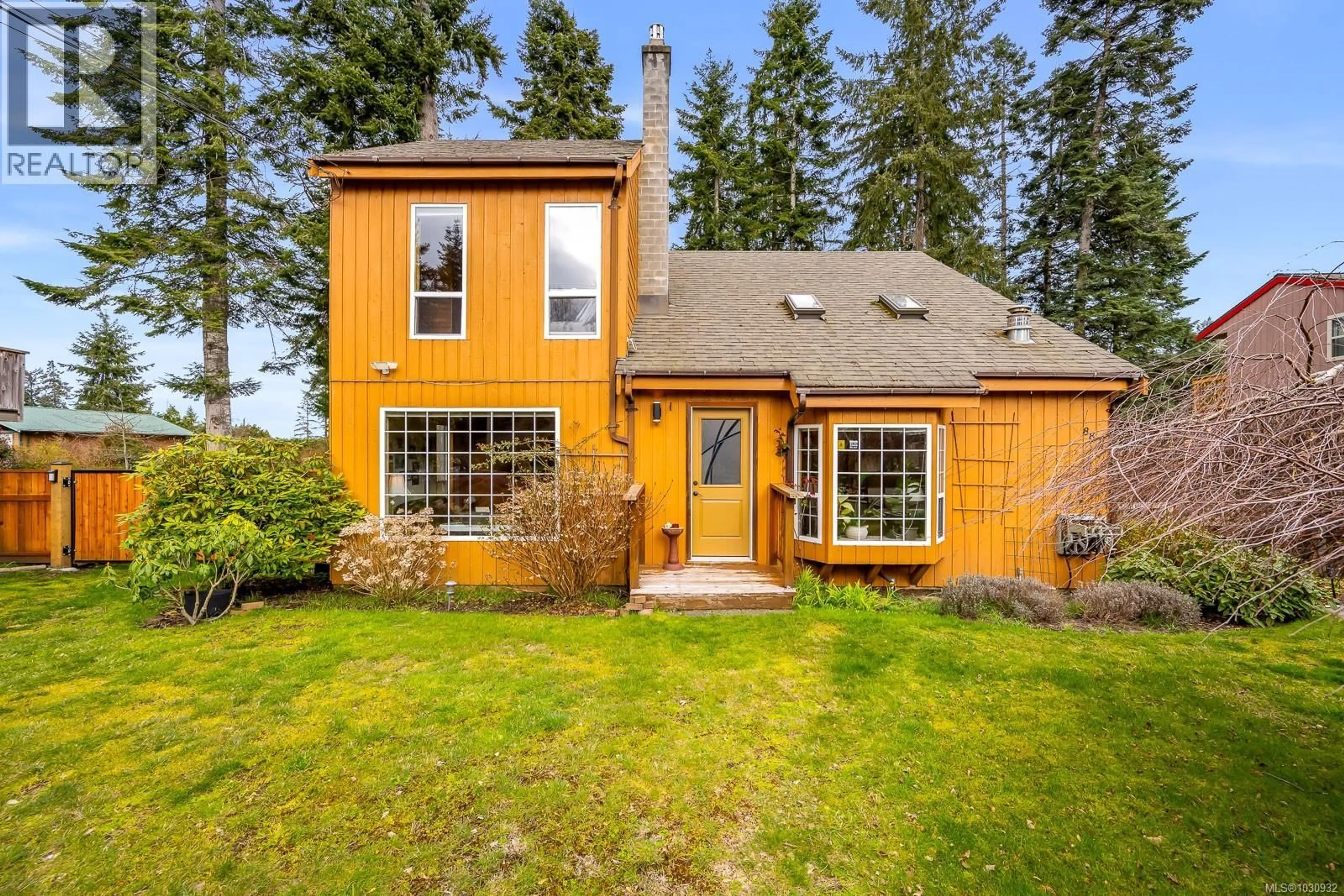 Home with vinyl exterior material, street for 8876 HENDERSON AVENUE, Black Creek British Columbia V9J1A6