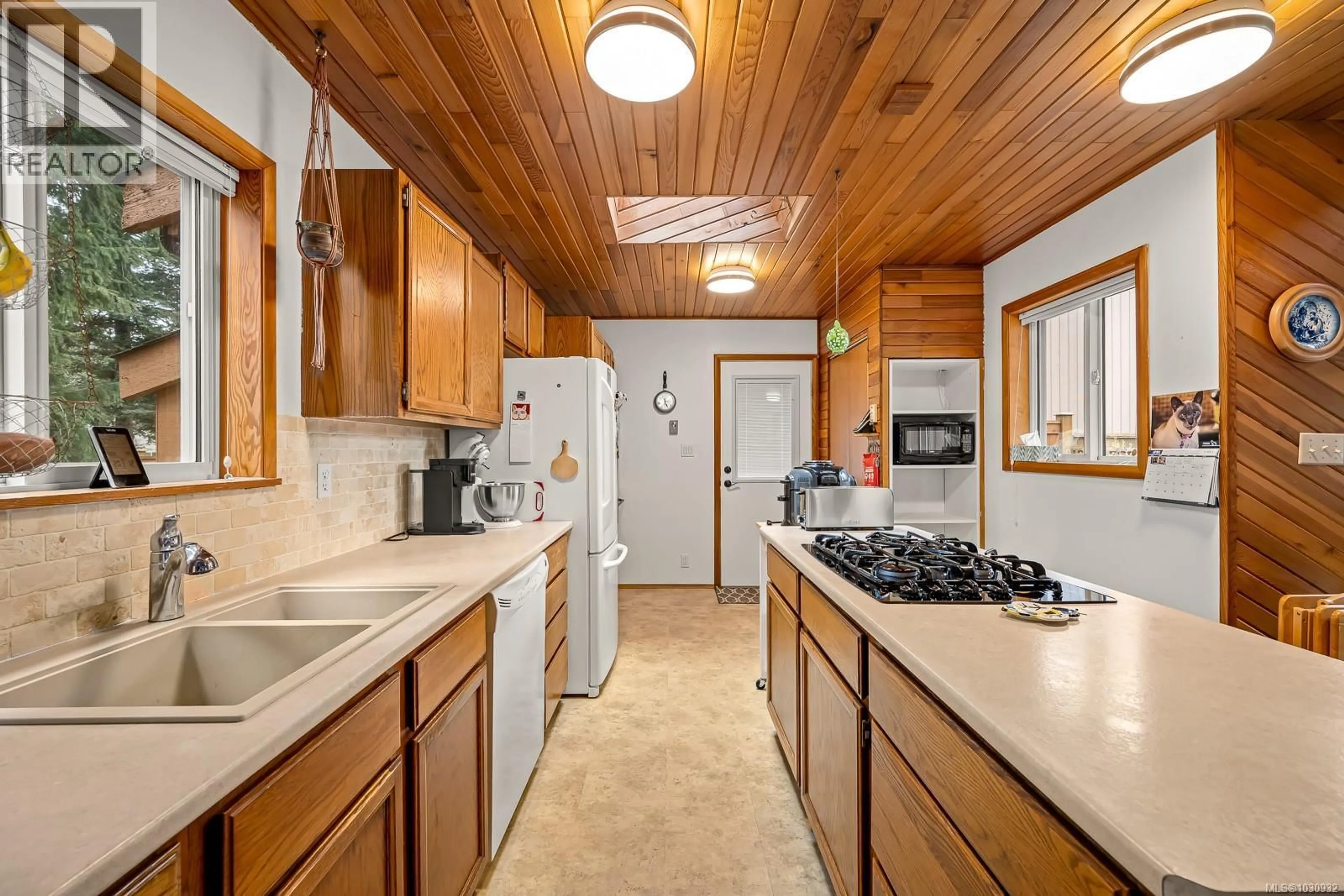 Standard kitchen, ceramic/tile floor for 8876 HENDERSON AVENUE, Black Creek British Columbia V9J1A6