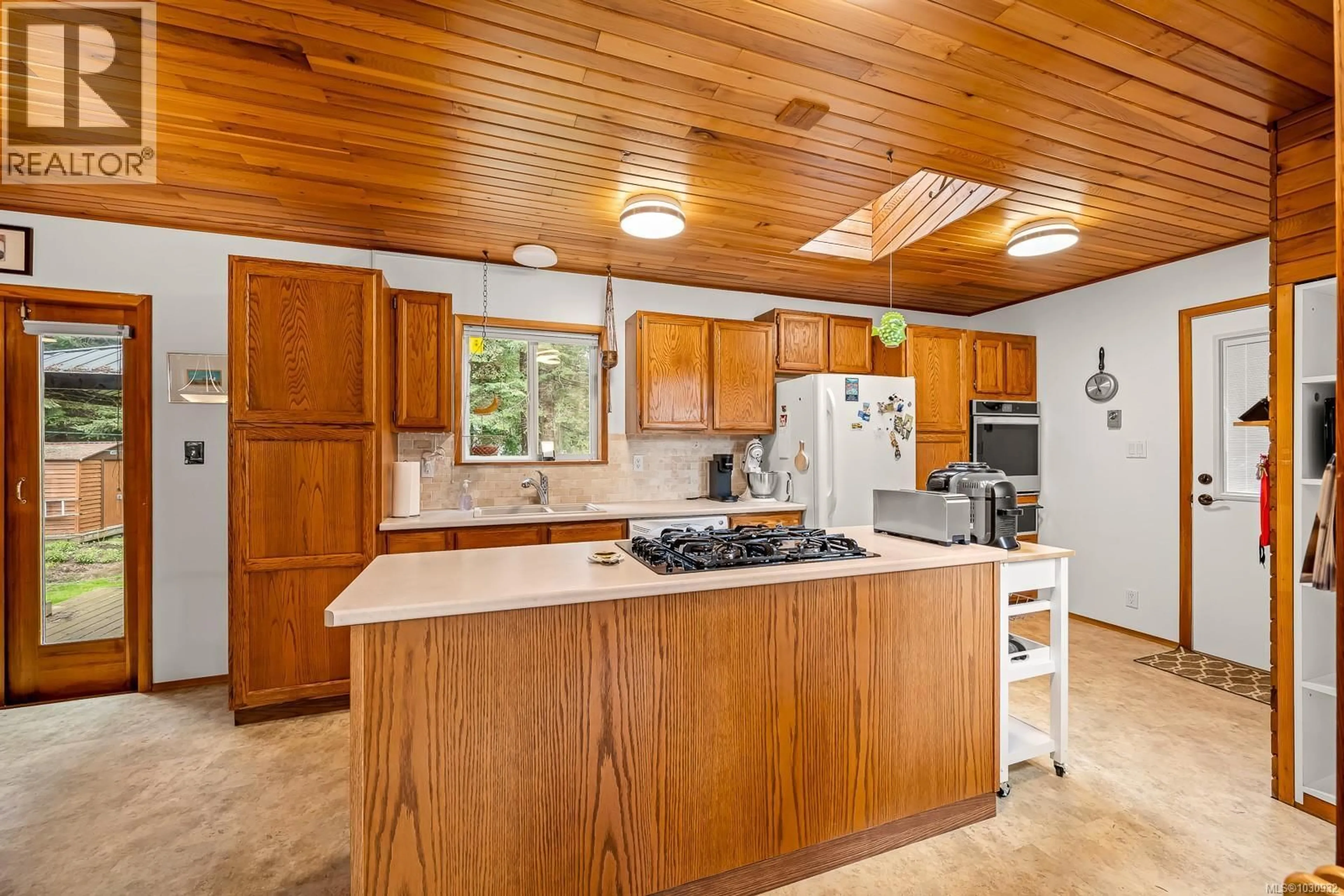 Open concept kitchen, unknown for 8876 HENDERSON AVENUE, Black Creek British Columbia V9J1A6