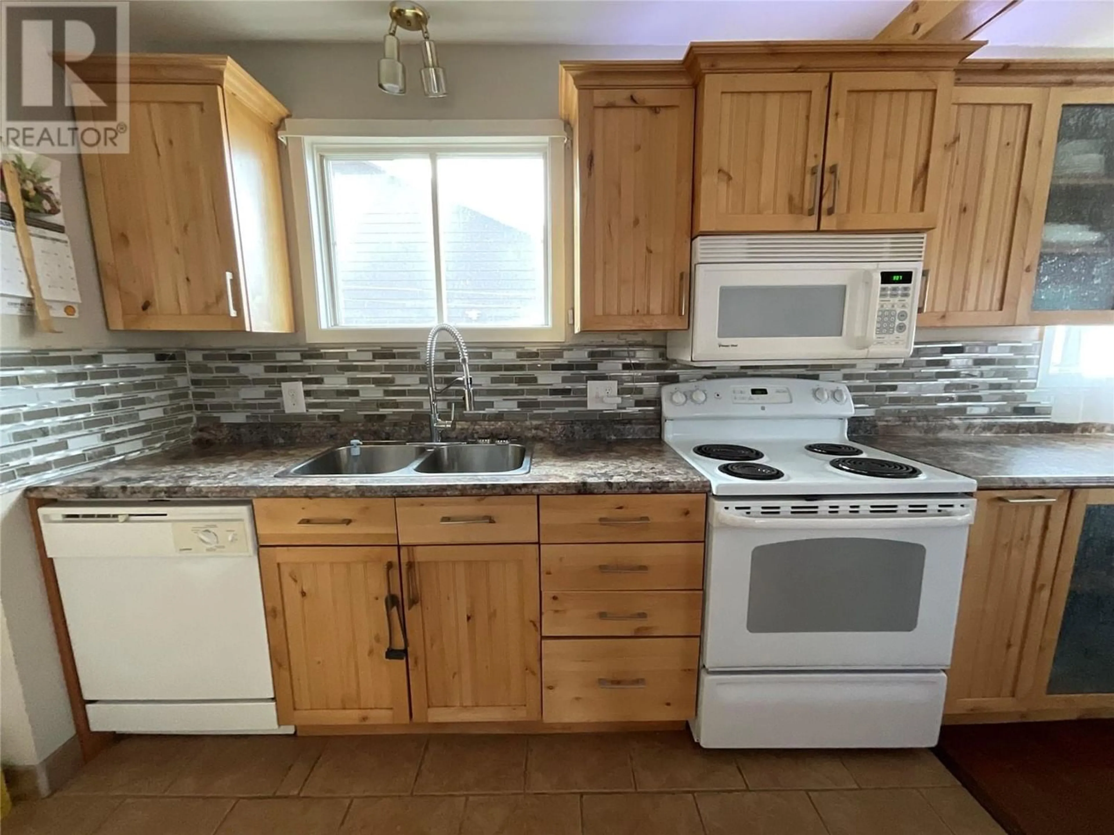 Standard kitchen for 4 VALLEYVIEW Place, Tumbler Ridge British Columbia V0C2W0