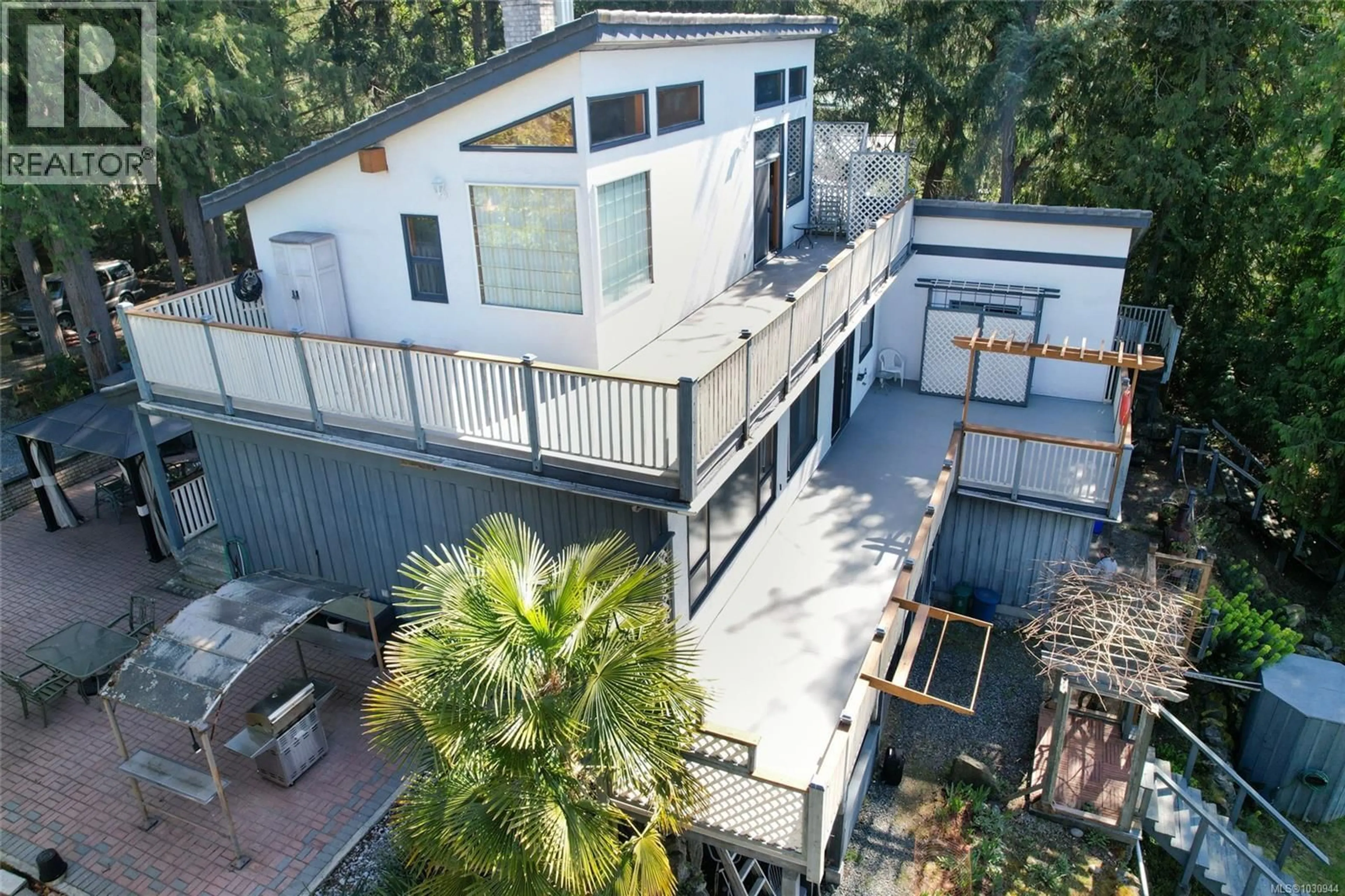 A pic from outside/outdoor area/front of a property/back of a property/a pic from drone, unknown for 1059 PAT BURNS AVENUE, Gabriola Island British Columbia V0R1X2