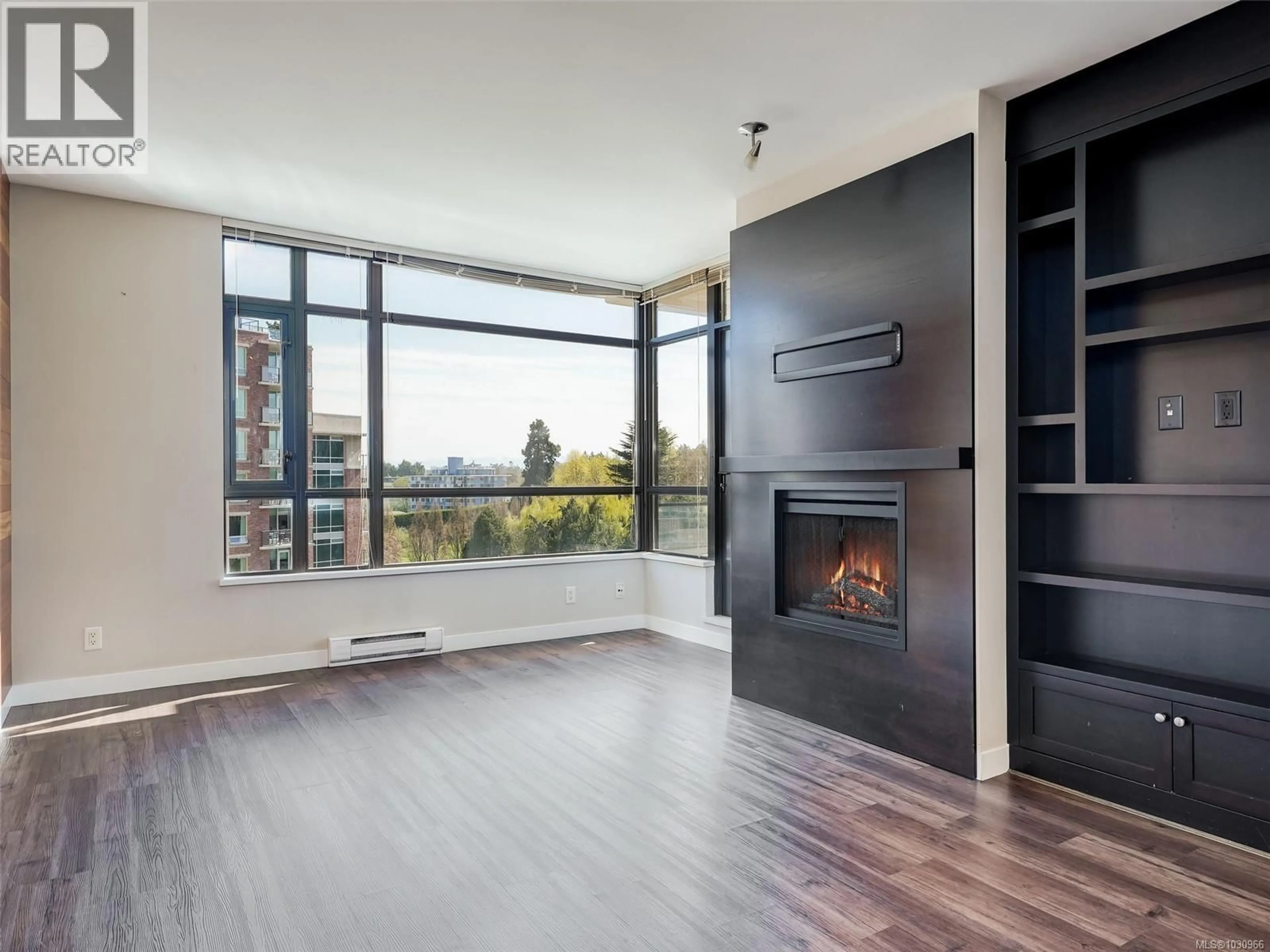 Living room with furniture, wood/laminate floor for 604 - 788 HUMBOLDT STREET, Victoria British Columbia V8W4A2